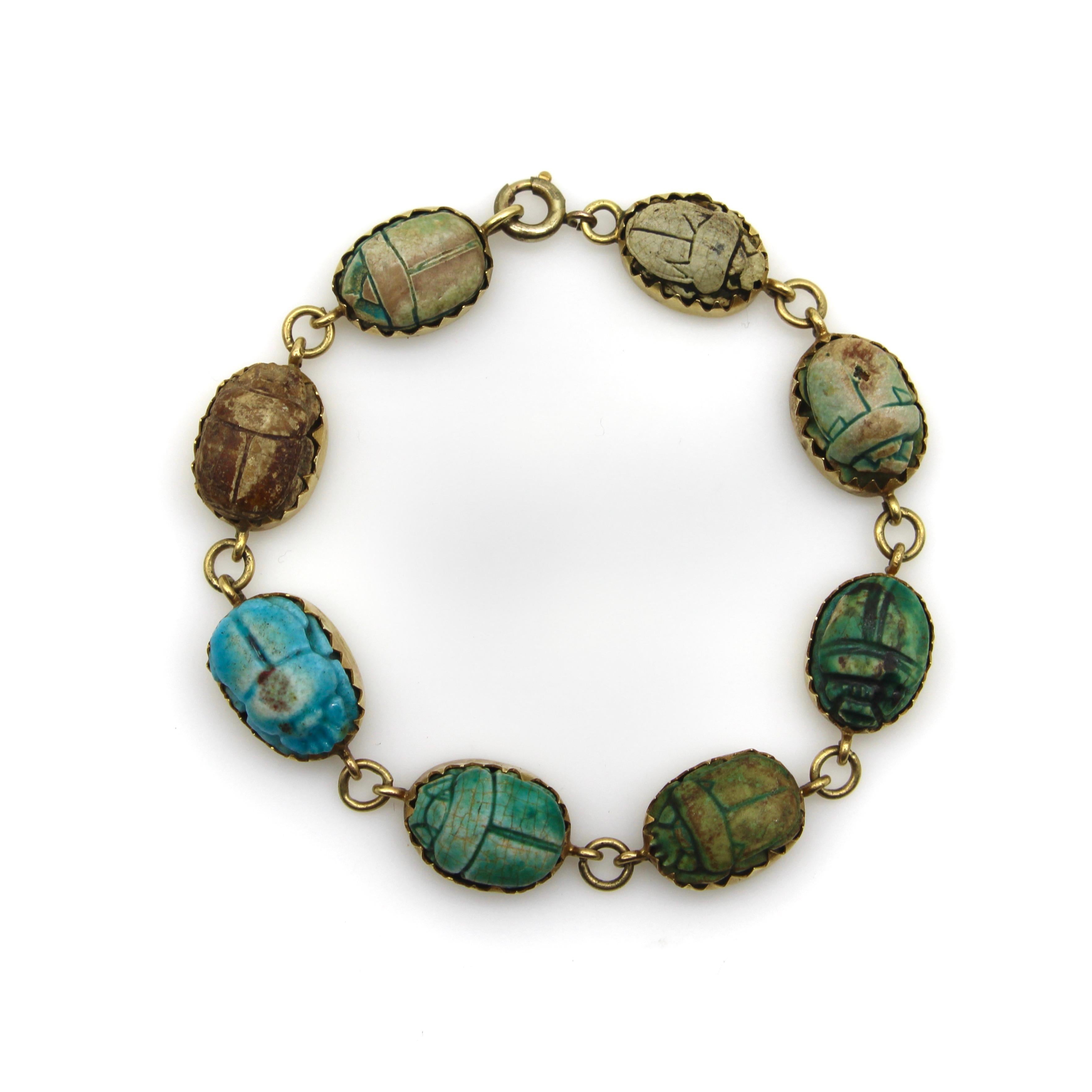 Bracelet en or 18K avec scarabée en faïence égyptienne Revive  Unisexe en vente
