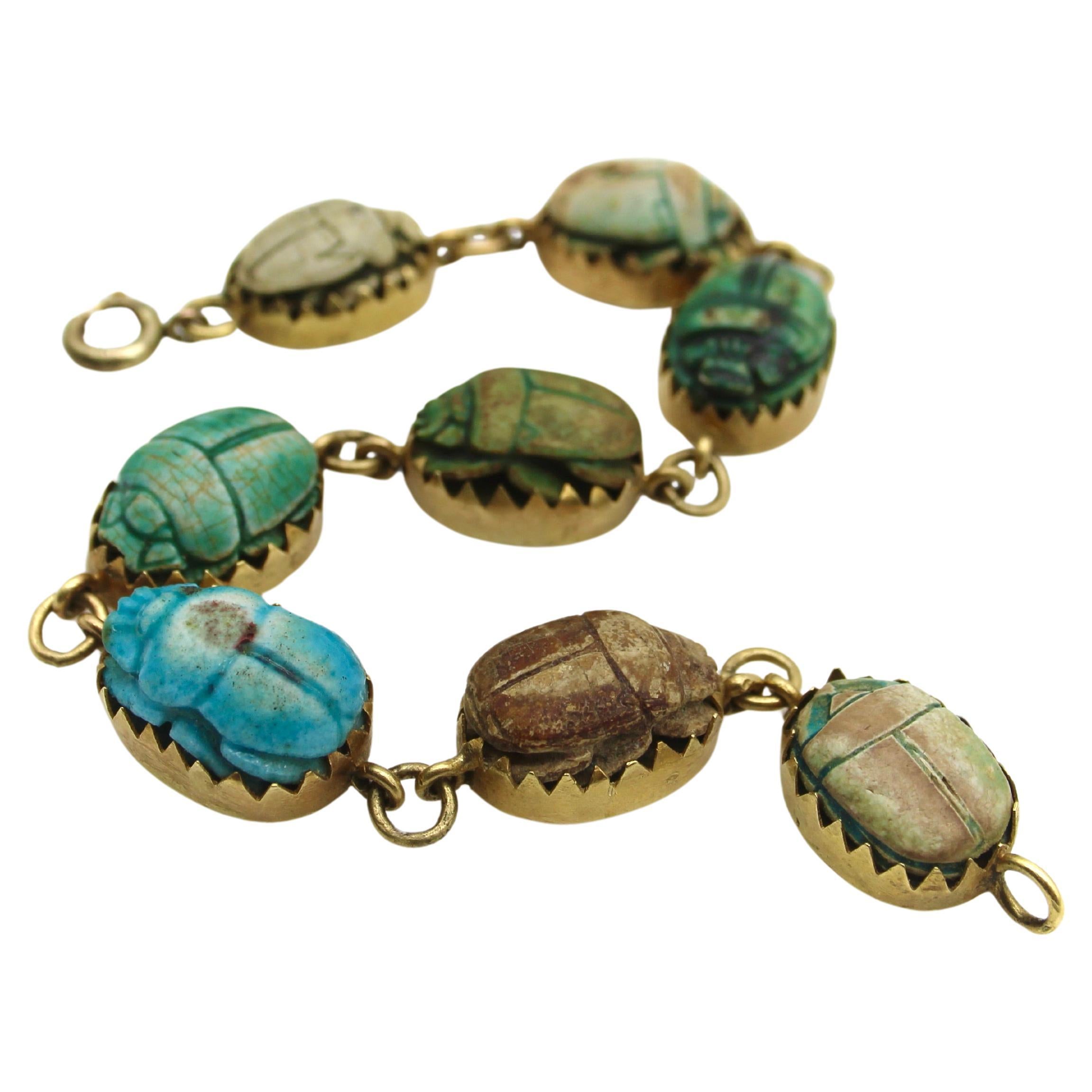 Bracelet en or 18K avec scarabée en faïence égyptienne Revive  en vente