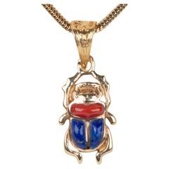18 Karat Gold Ägyptischer Skarabäus-Anhänger mit Lapislazuli- und Korallenintarsien R4657