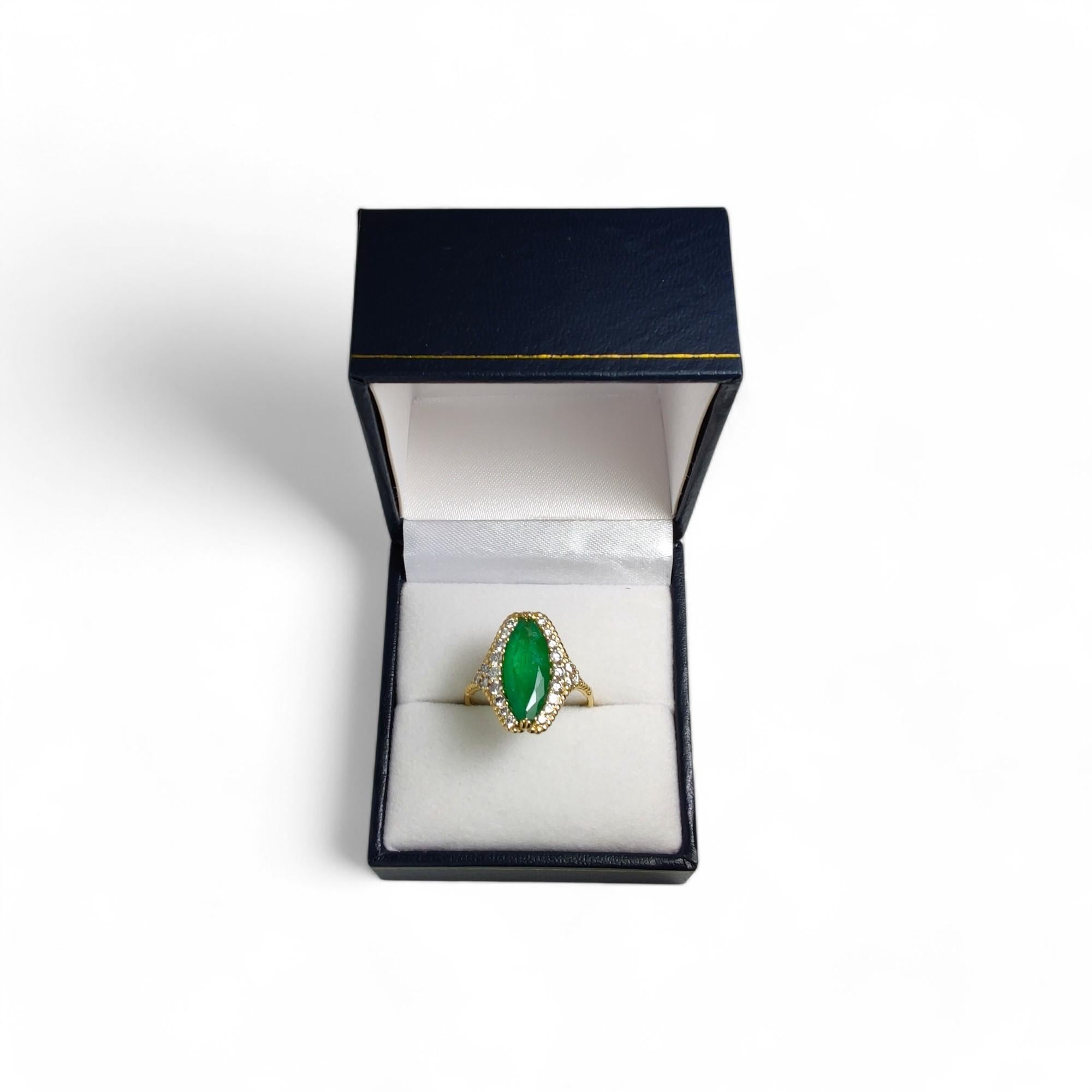 Bague de fiançailles et de cocktail en or 18 carats avec émeraude de 2,76 diamants, bijouterie d'art en vente 4