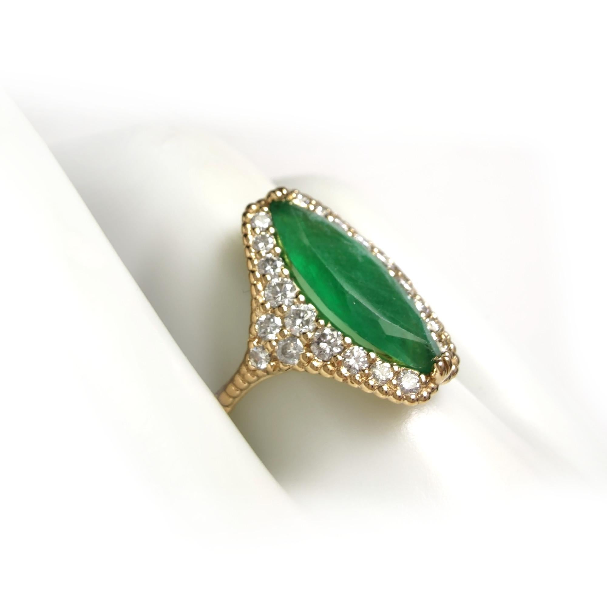 Découvrez notre bague unique en or 18 carats, faite à la main, avec une émeraude encadrée de 24 diamants. Parfait pour les fiançailles,  ou surprendre votre fiancée. Une pièce artistique de notre collection de bijoux en émeraude fine, idéale pour