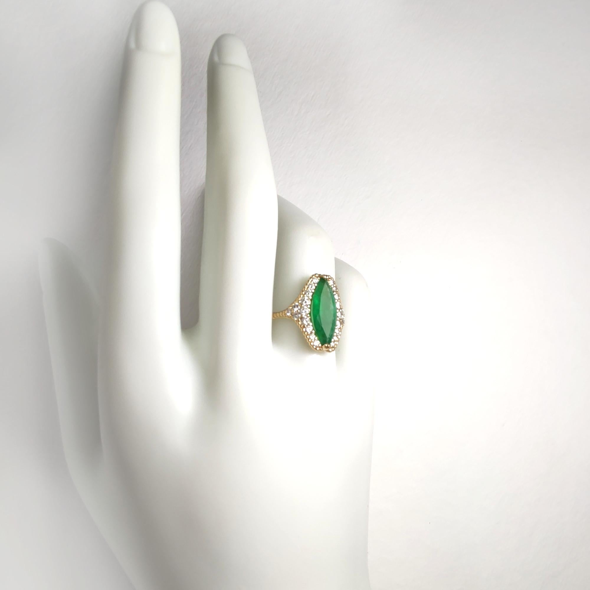 Artiste Bague de fiançailles et de cocktail en or 18 carats avec émeraude de 2,76 diamants, bijouterie d'art en vente