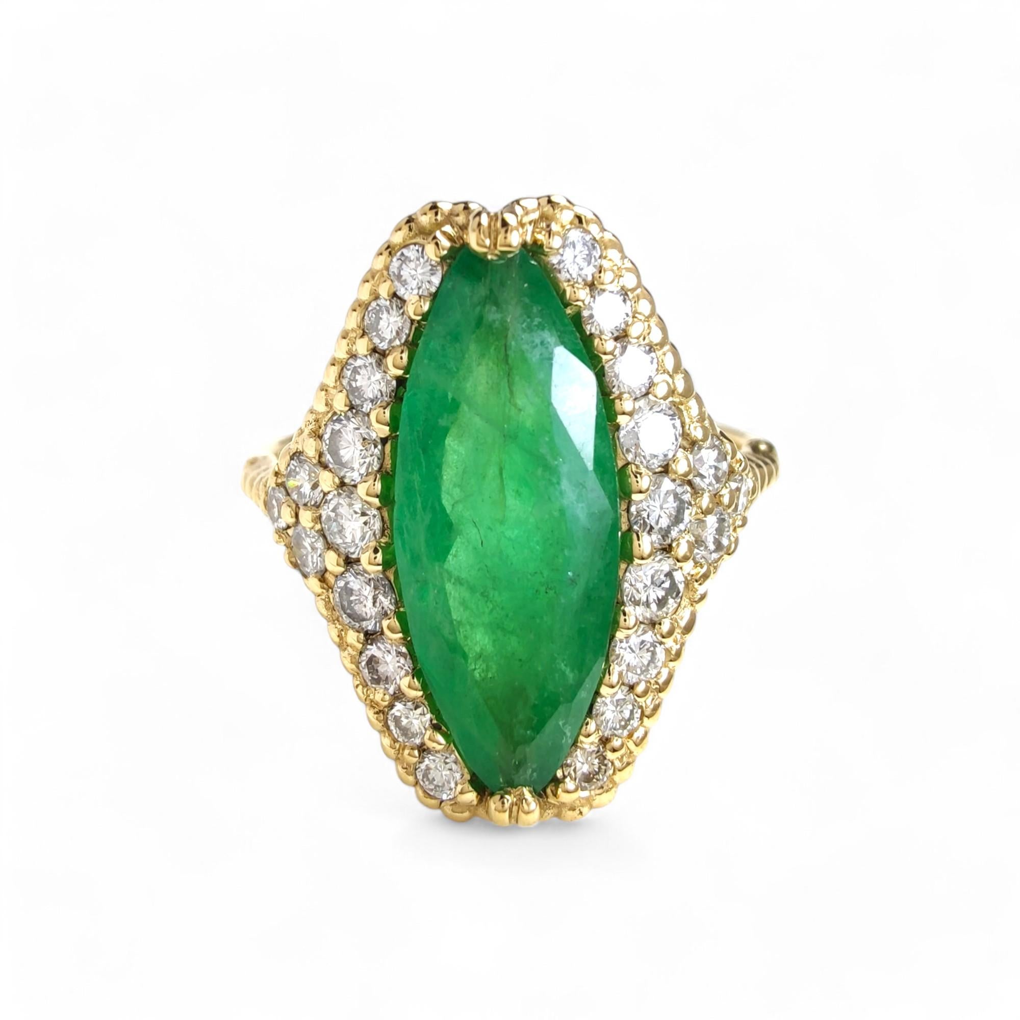 Taille Marquise Bague de fiançailles et de cocktail en or 18 carats avec émeraude de 2,76 diamants, bijouterie d'art en vente