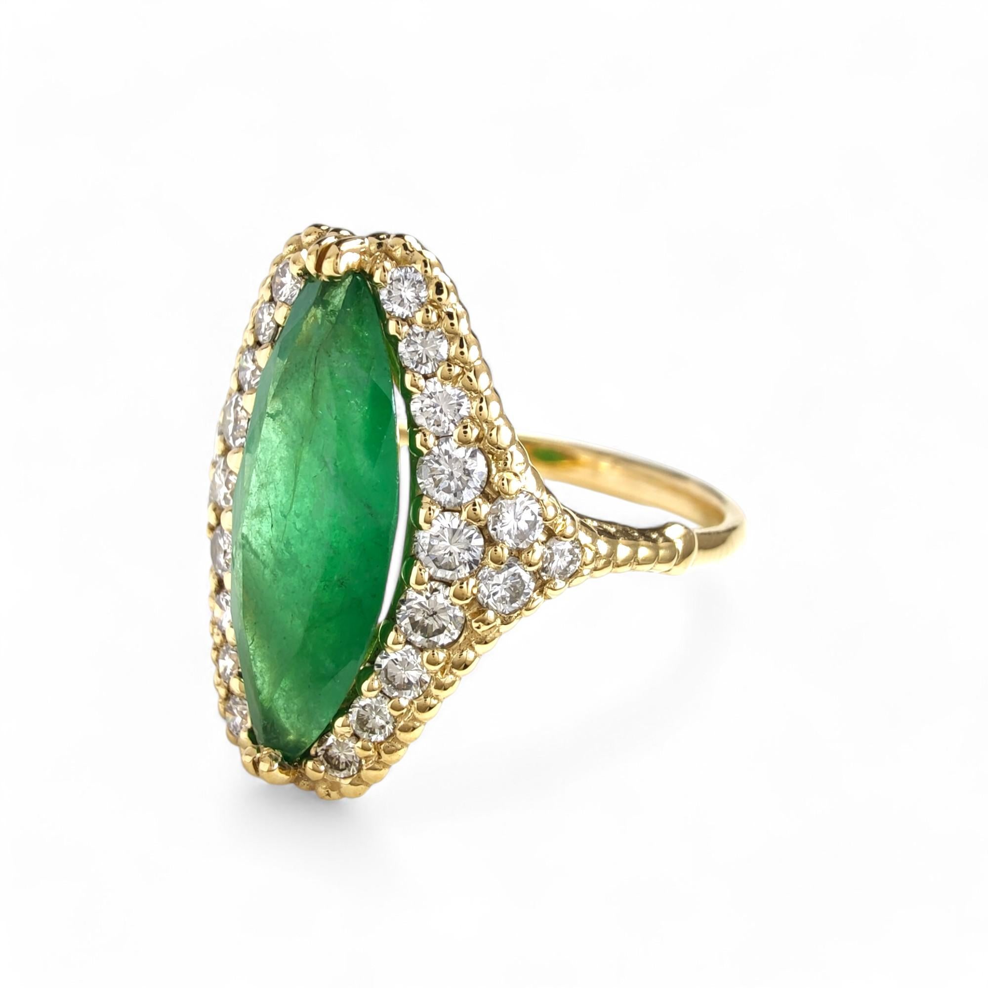 Bague de fiançailles et de cocktail en or 18 carats avec émeraude de 2,76 diamants, bijouterie d'art Neuf - En vente à Sant Josep de sa Talaia, IB