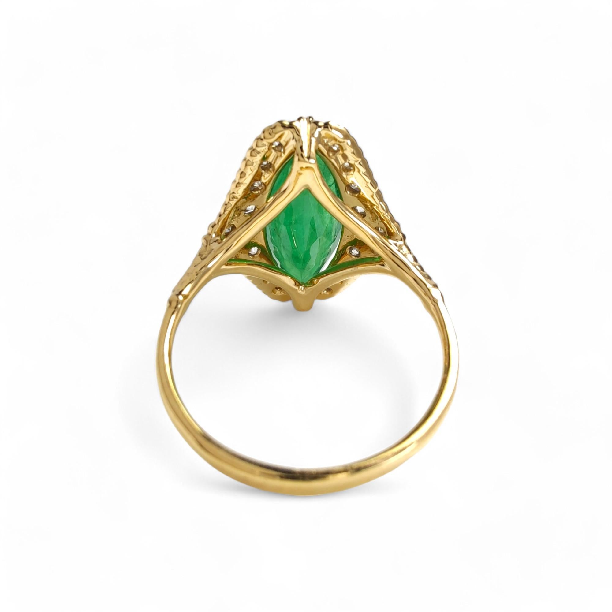 Bague de fiançailles et de cocktail en or 18 carats avec émeraude de 2,76 diamants, bijouterie d'art Pour femmes en vente