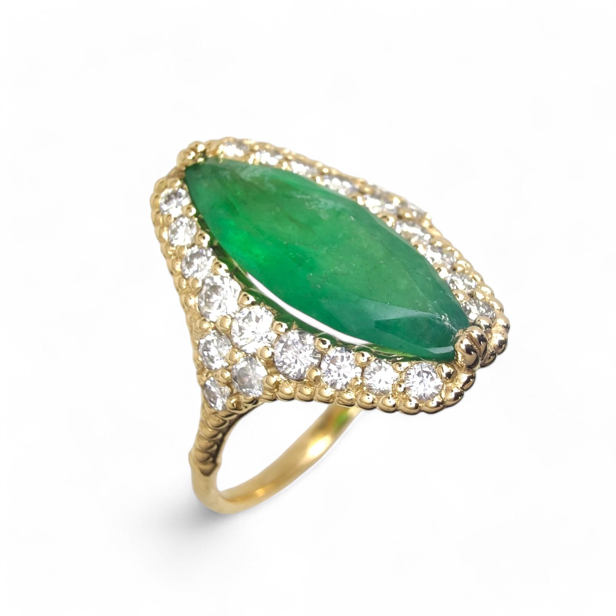 Bague de fiançailles et de cocktail en or 18 carats avec émeraude de 2,76 diamants, bijouterie d'art en vente 3