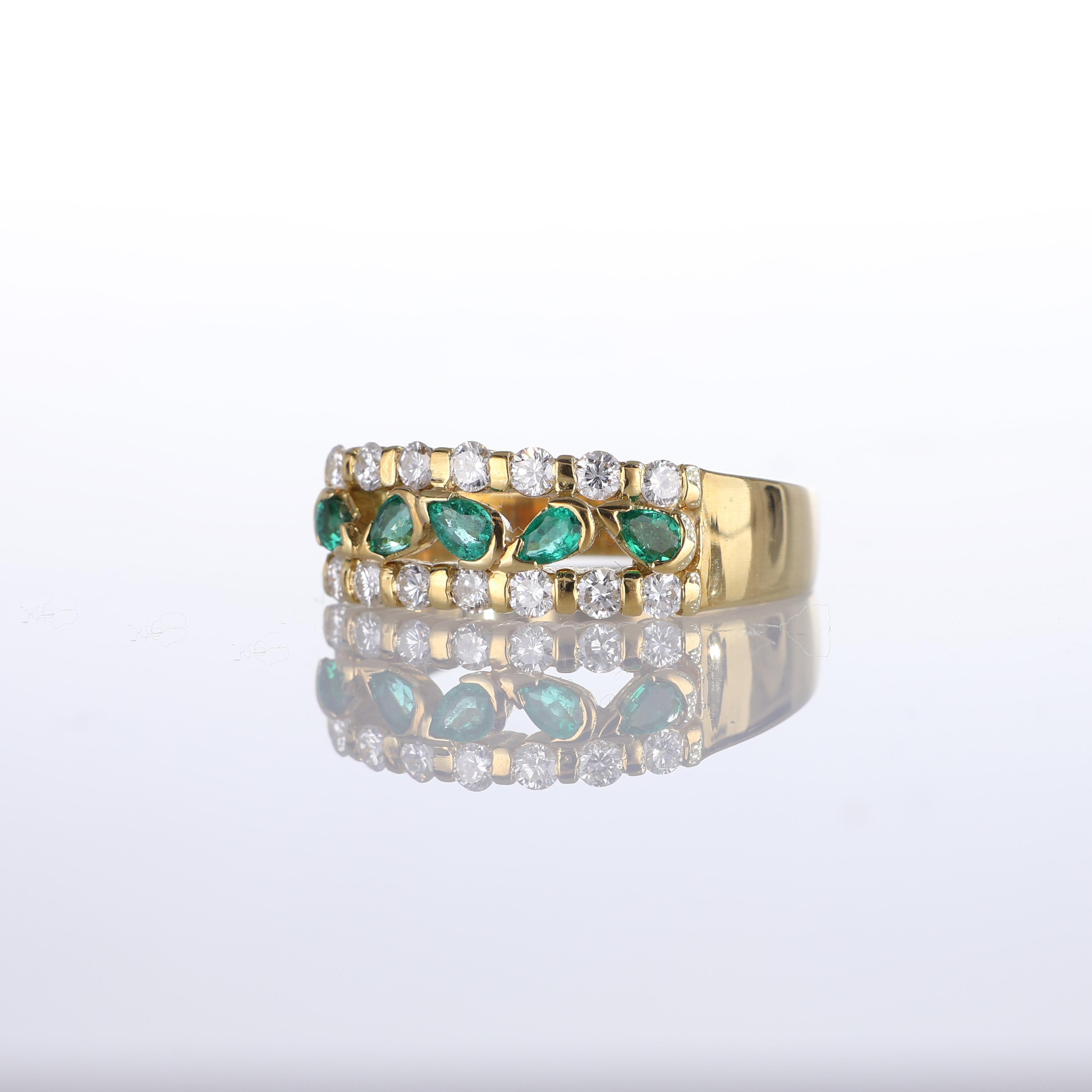18k Gold Emerald and Diamond Band Ring In New Condition For Sale In Bergamo, BG