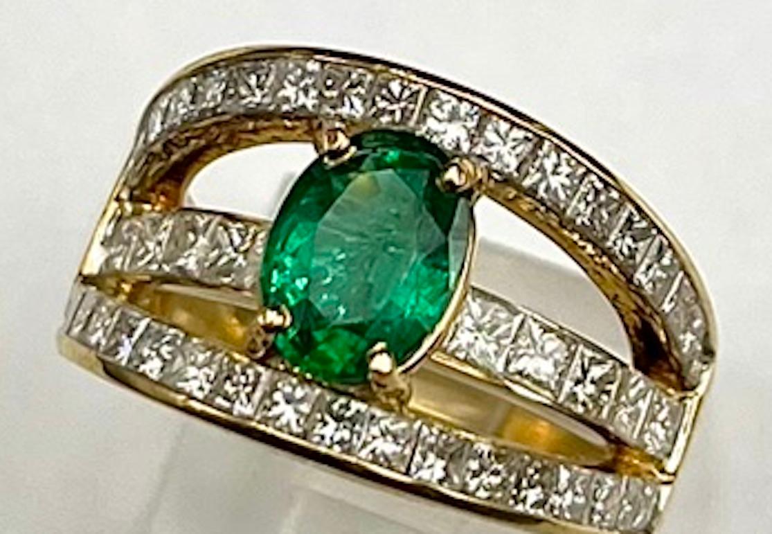 Dies ist ein sehr einzigartiger und attraktiver Ring mit einem schönen ovalen Smaragd von 1,16 Karat. Die Farbe dieses Smaragds ist leuchtend und satt. Der Emerald ist auch sehr sauber. Der Ring ist ein Brückenring, bei dem der Smaragd zwischen den