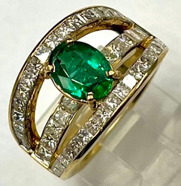 18K Gold Emerald and Diamond Ring In New Condition For Sale In San Diego, CA