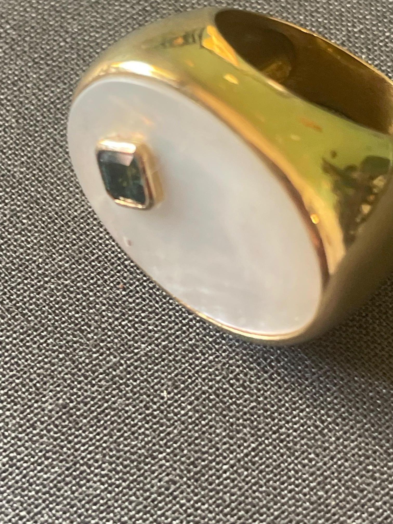 Sehr spezieller Ring mit einem Oval aus Perlmutt und einem Smaragd an der Seite  prinzessinnenschnitt,  mis 14 eu .gr gold 18k 23. Nur ein Stück auf diese Weise Esel ist einzigartig. Made in Italien von Ende mit der cera persa tecnique.
Der gesamte