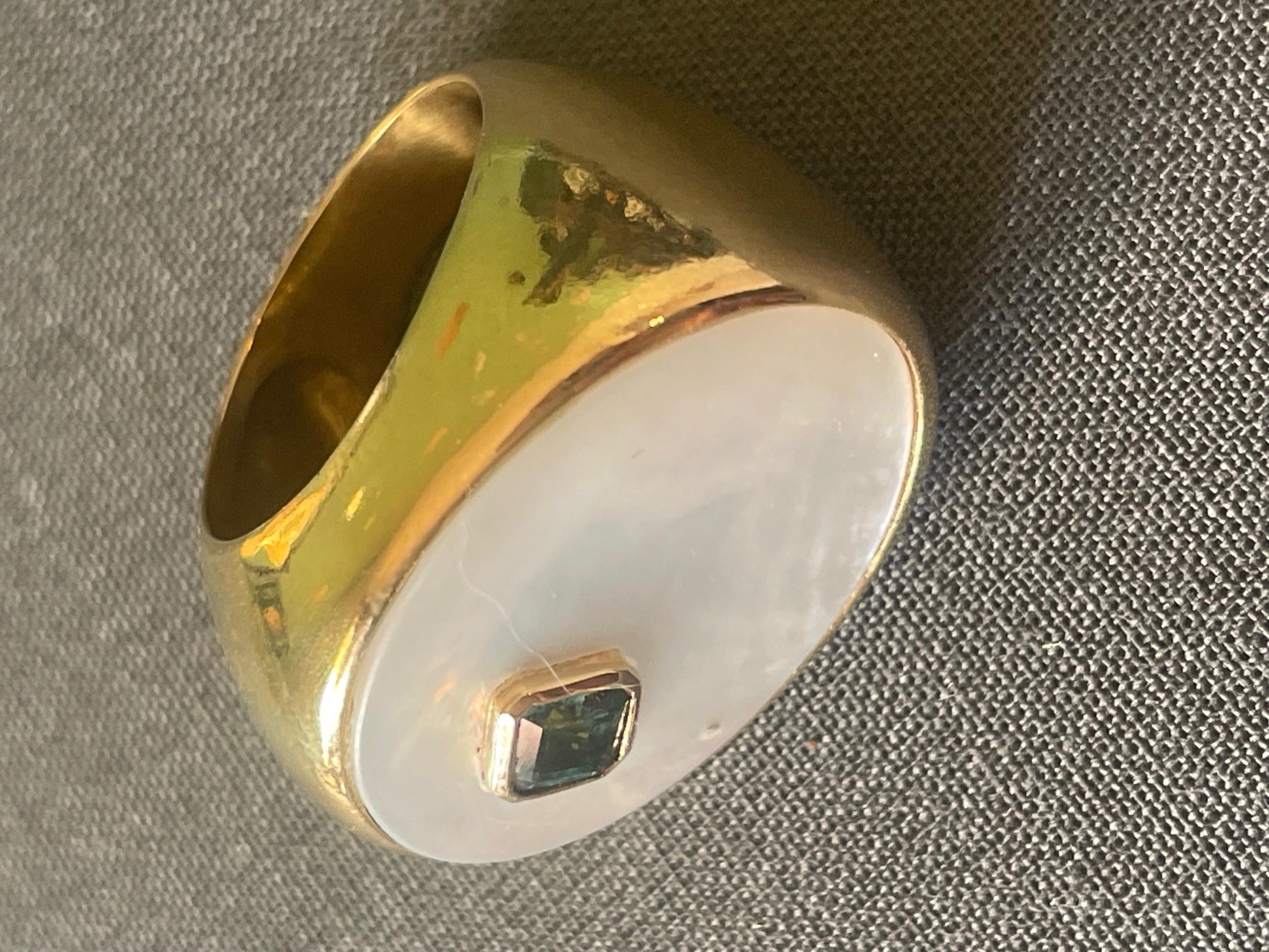 ring mit Smaragd und Perlmutt aus 18k Gold (Kunsthandwerker*in) im Angebot