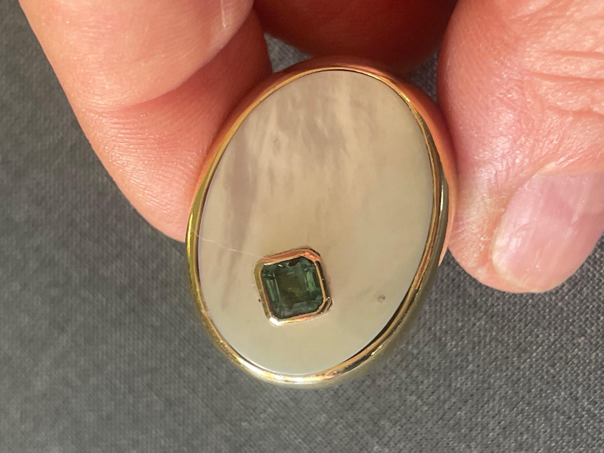 ring mit Smaragd und Perlmutt aus 18k Gold (Princess Cut) im Angebot