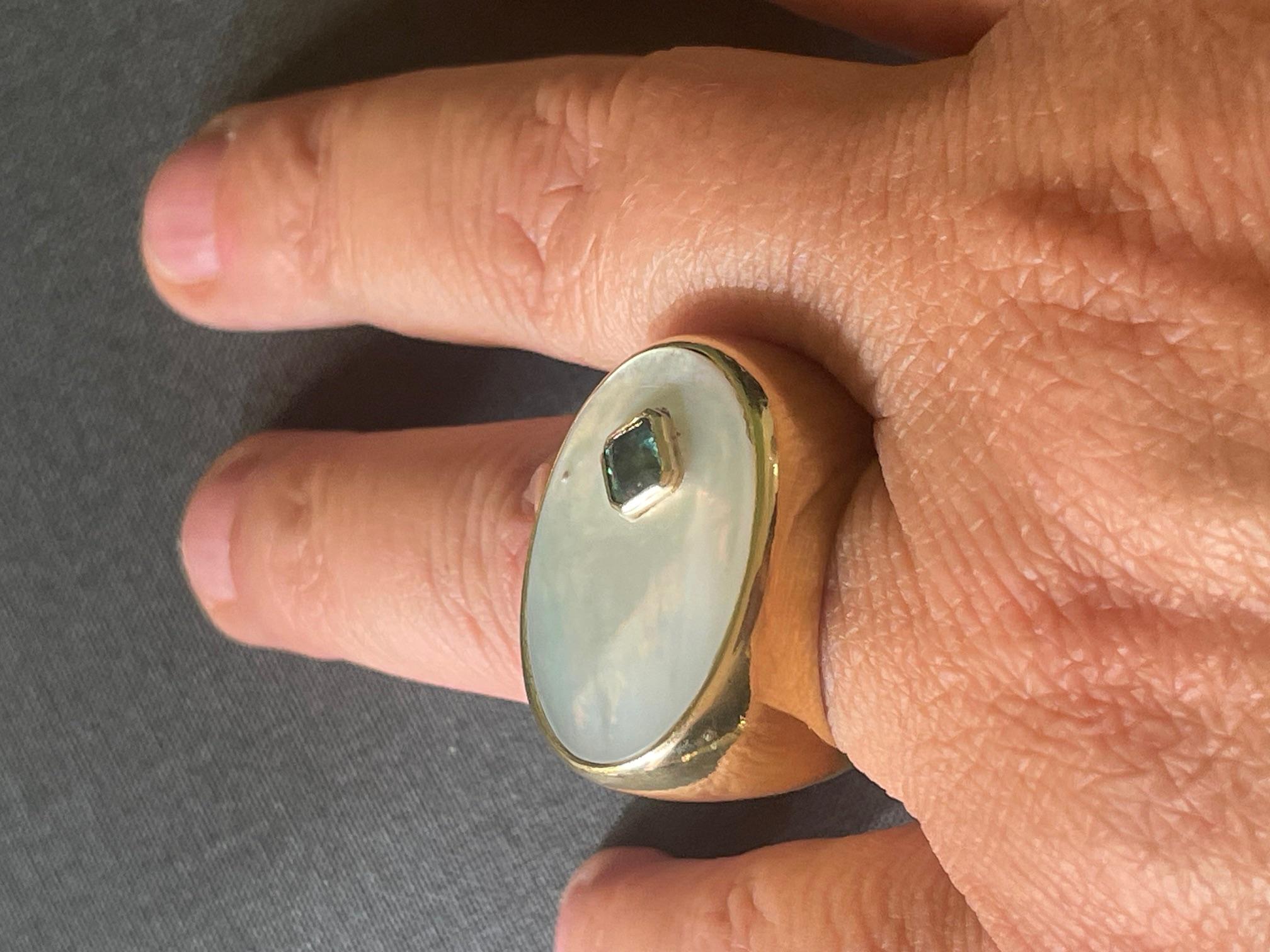 ring mit Smaragd und Perlmutt aus 18k Gold im Zustand „Neu“ im Angebot in Milan, IT