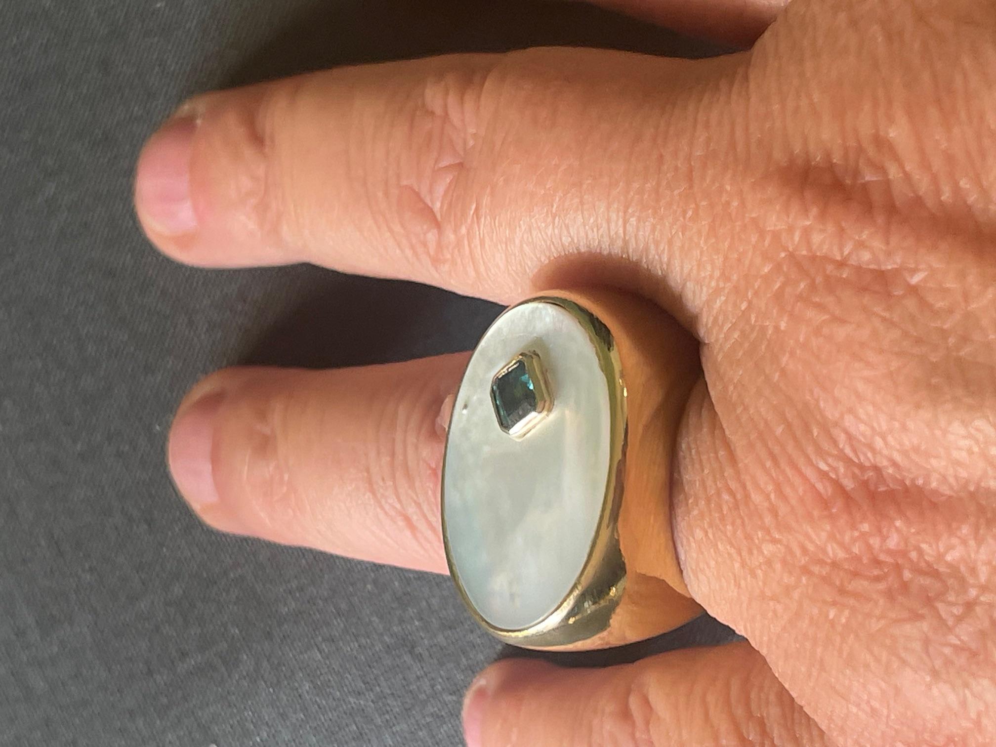 ring mit Smaragd und Perlmutt aus 18k Gold für Damen oder Herren im Angebot