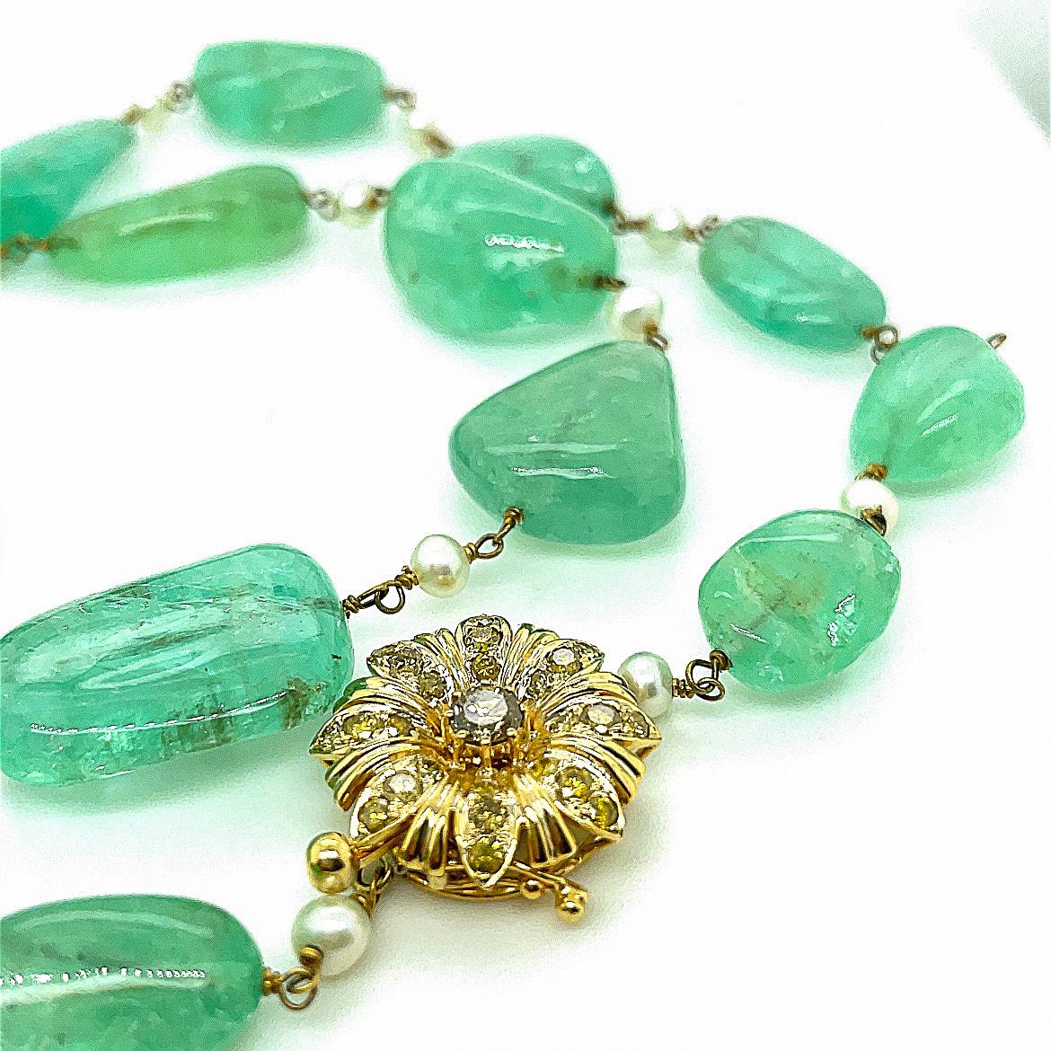 Contemporaneo Perle di smeraldo in oro 18k Cts 284,31 e perla Cts 9,06 e collana di diamanti gialli in vendita