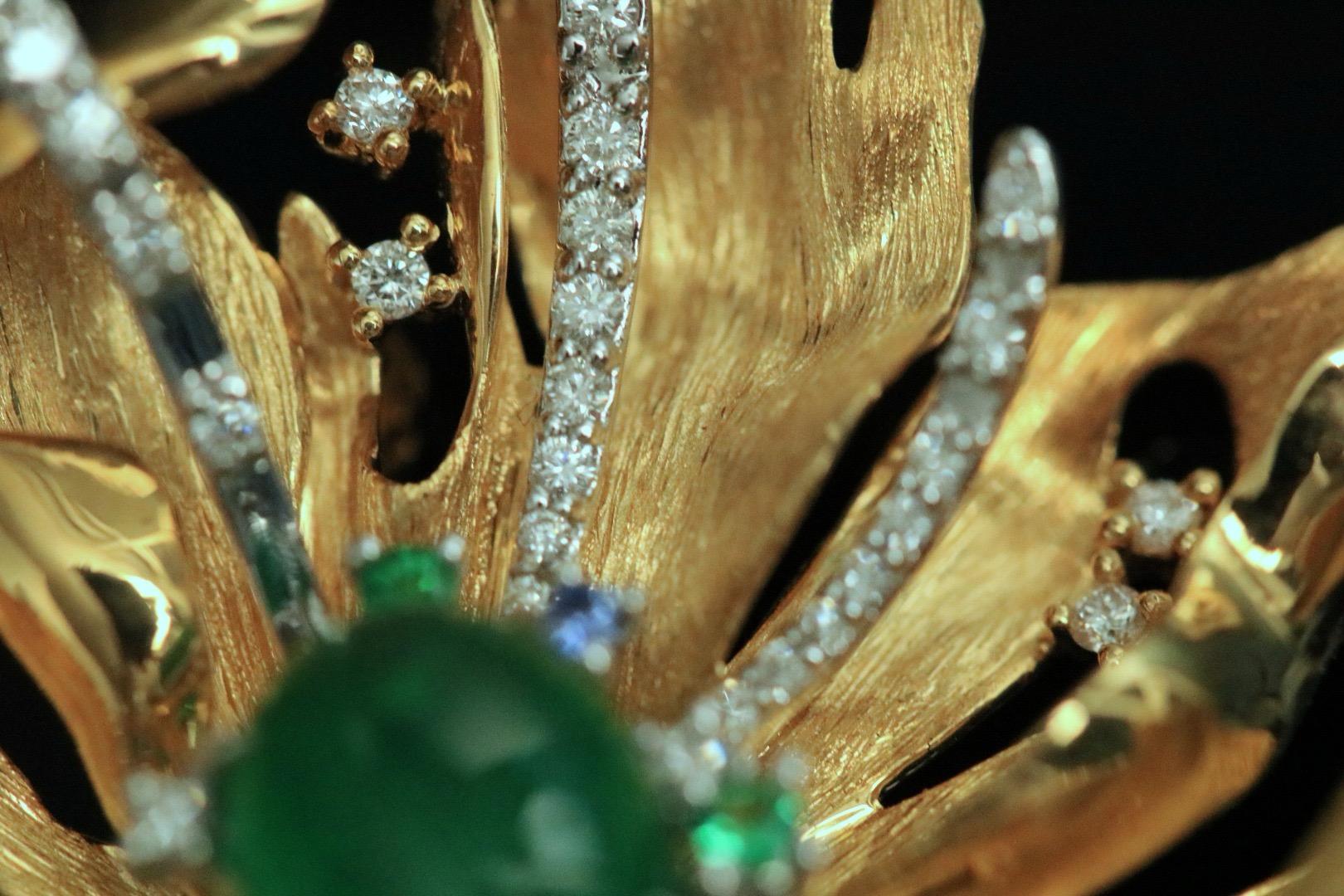 Round Cut 2.12 Carat Vivid Green Emerald Gold Brooch With Diamonds and Gems For Sale