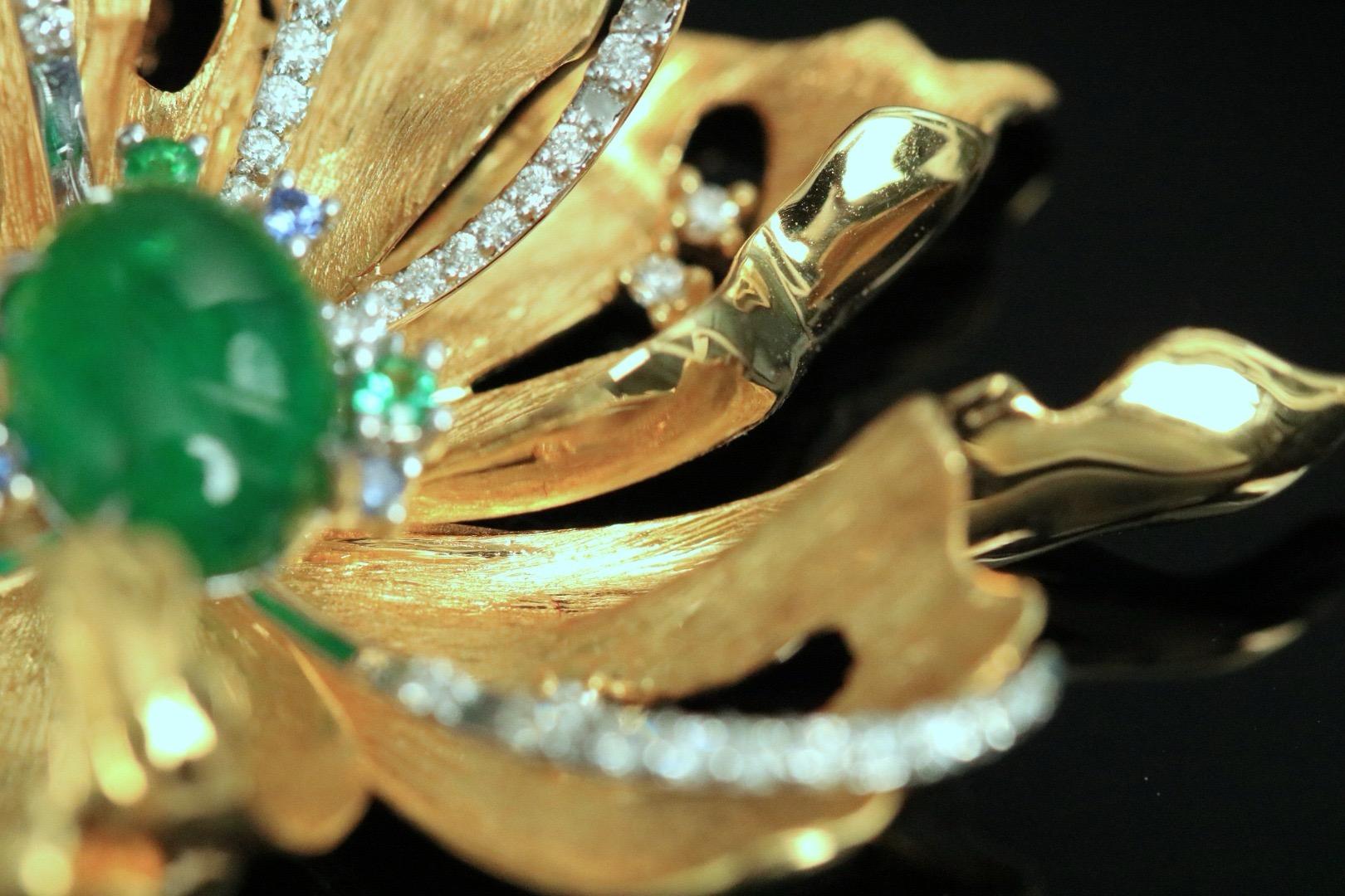2.12 Carat Vivid Green Emerald Gold Brooch With Diamonds and Gems In New Condition For Sale In Kowloon, HK