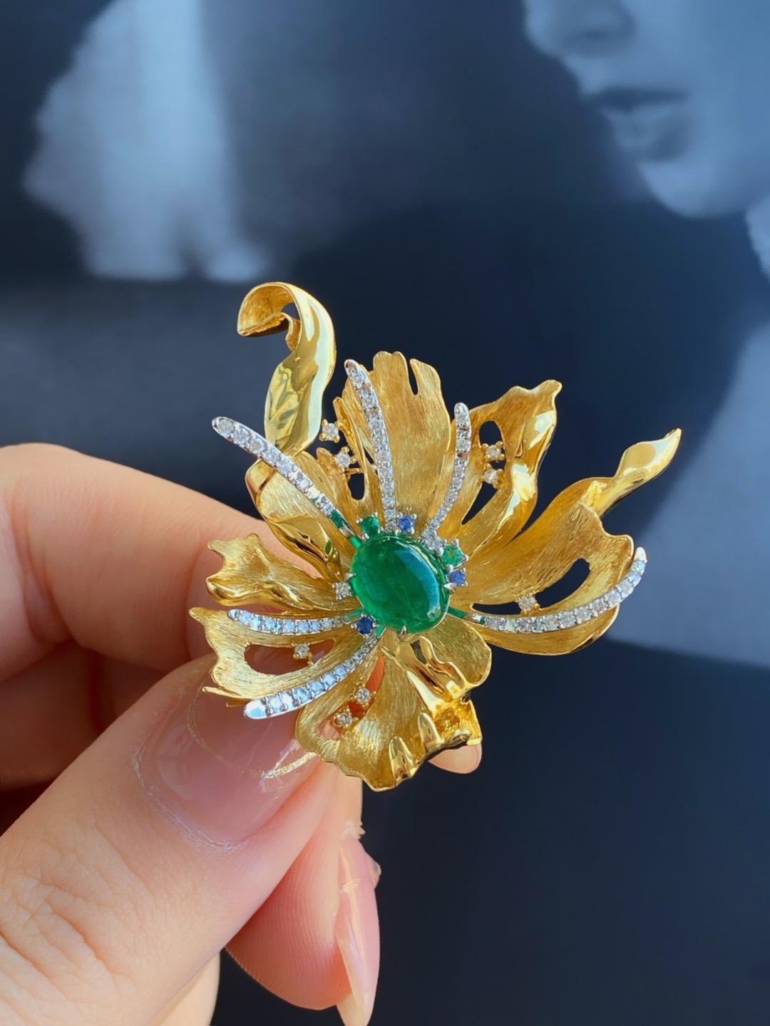 Women's or Men's 2.12 Carat Vivid Green Emerald Gold Brooch With Diamonds and Gems For Sale
