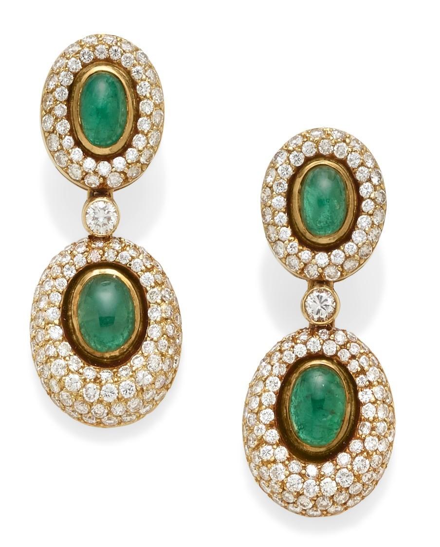 Comprend 2 émeraudes cabochon accentuées par des diamants de taille ronde.
Serti en or jaune 18k
Poids brut : 21,3 grammes
Dimensions : 1-5/8