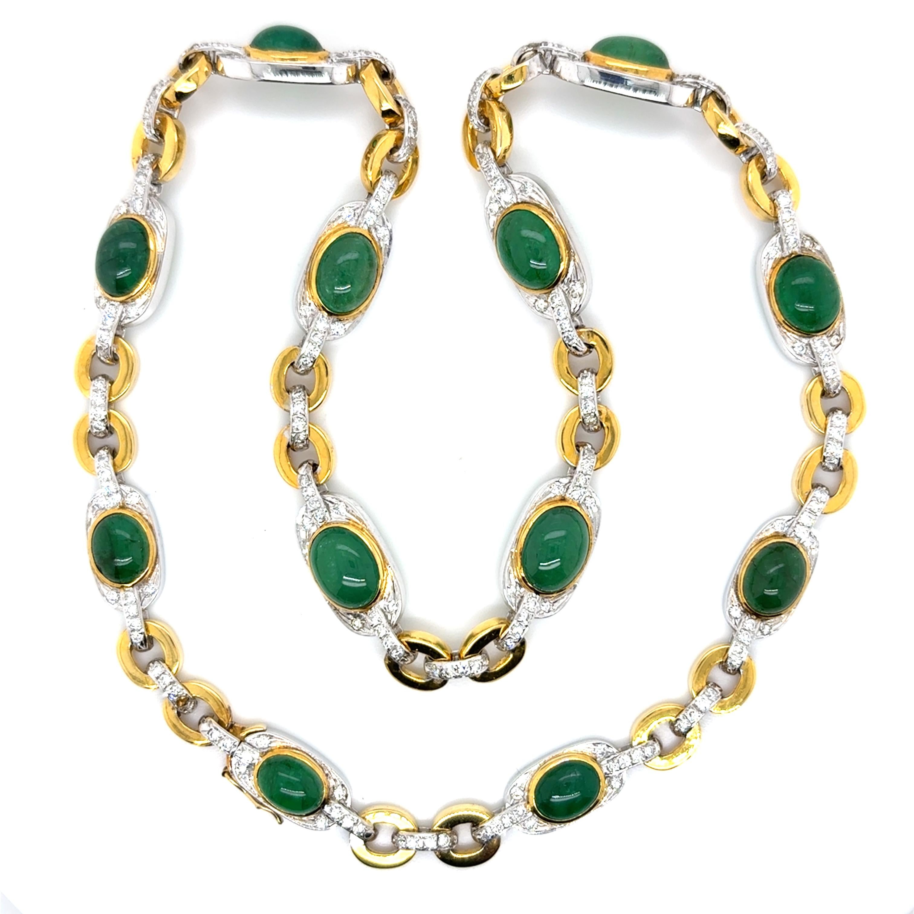 Wie ein privater Wald, eingefangen in einem Anhänger, leuchtet dieses Smaragdcollier in samtigem Grün und kühlem, flüssigem Licht. 

Die Smaragd-Diamanten-Halskette aus 18 Karat Gold präsentiert einen 25,27-karätigen kolumbianischen Smaragd, der von