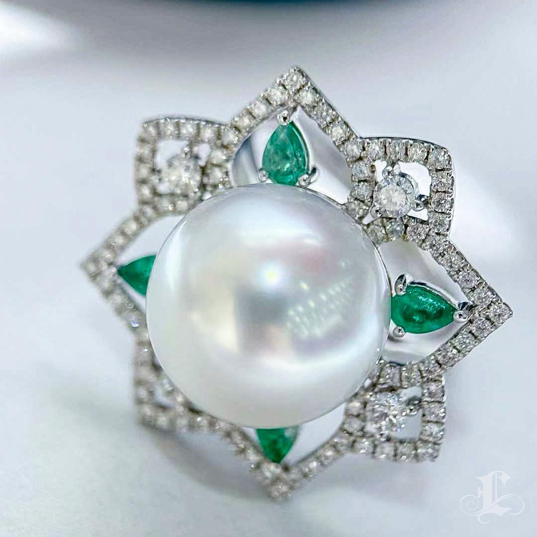 【Crown Radiance】Celestial Bloom Aurora South Sea Pearl Emerald Diamond Ring For Sale 3