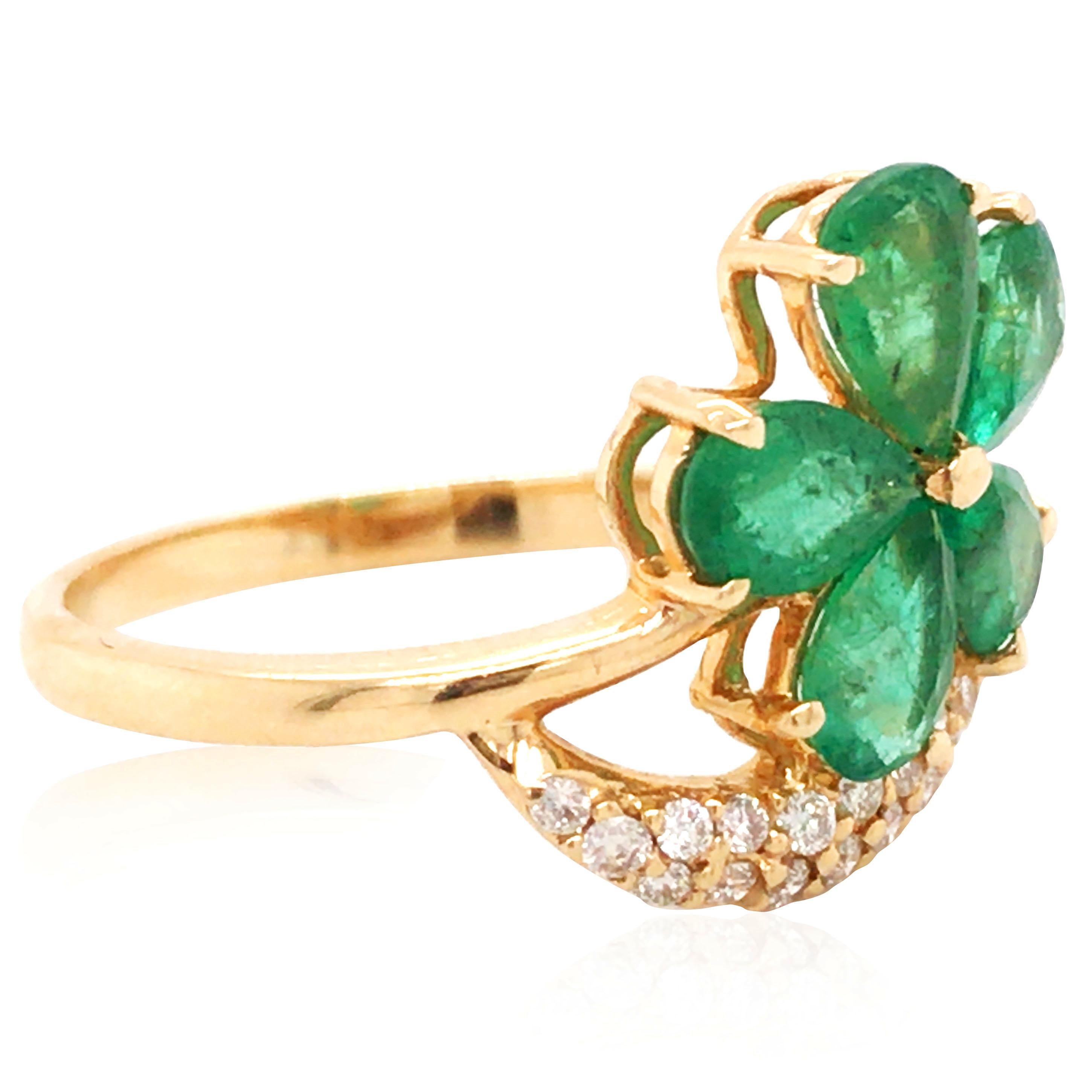 Round Cut 18K Gold Emerald Diamond Ring For Sale