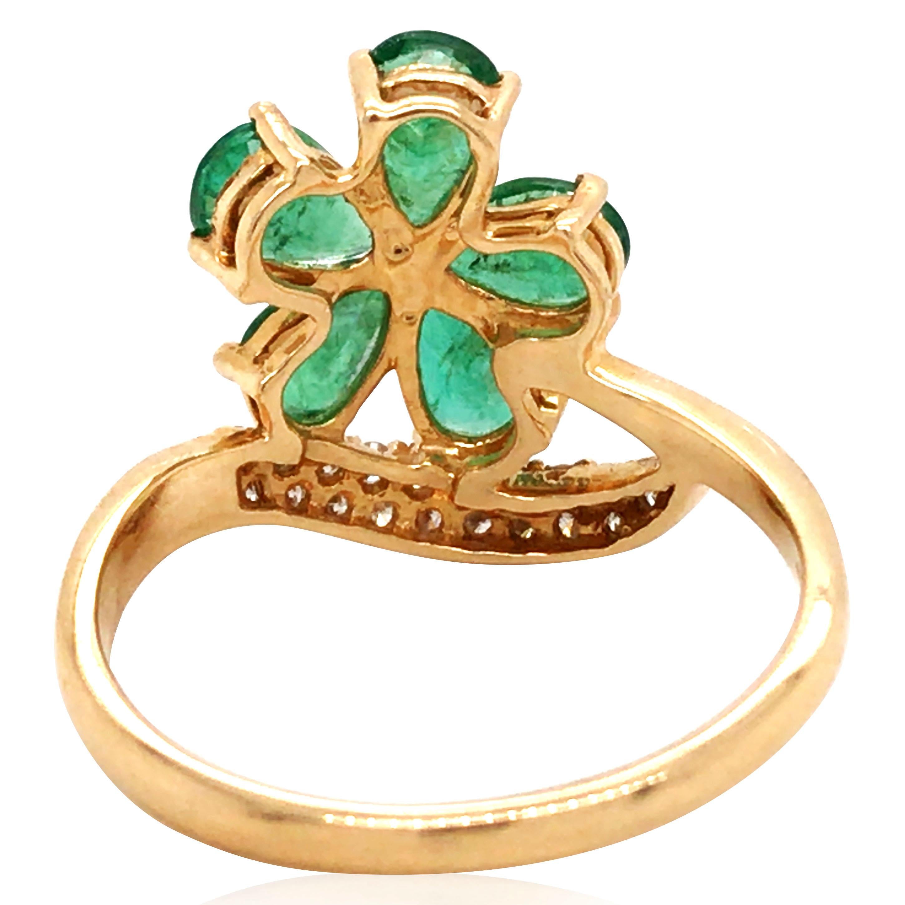 18K Gold Emerald Diamond Ring In Good Condition For Sale In New York, NY