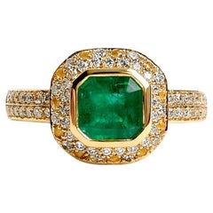 Anillo de compromiso de oro de 1 quilate de esmeralda verde viva con diamante y zafiro