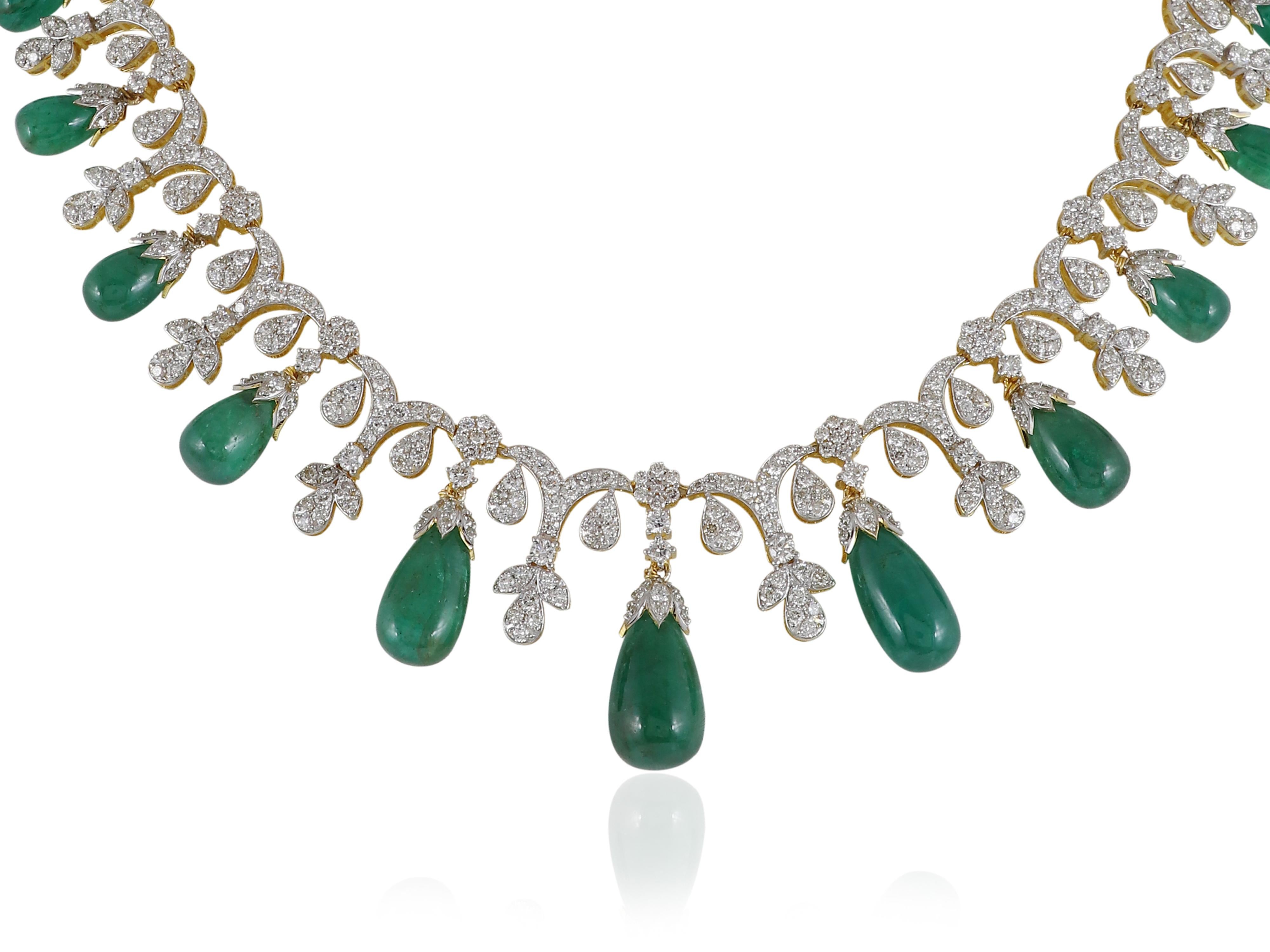 Collana con gocce di smeraldo e diamanti naturali in oro 18 carati In condizioni Nuovo in vendita a Bangkok,, TH