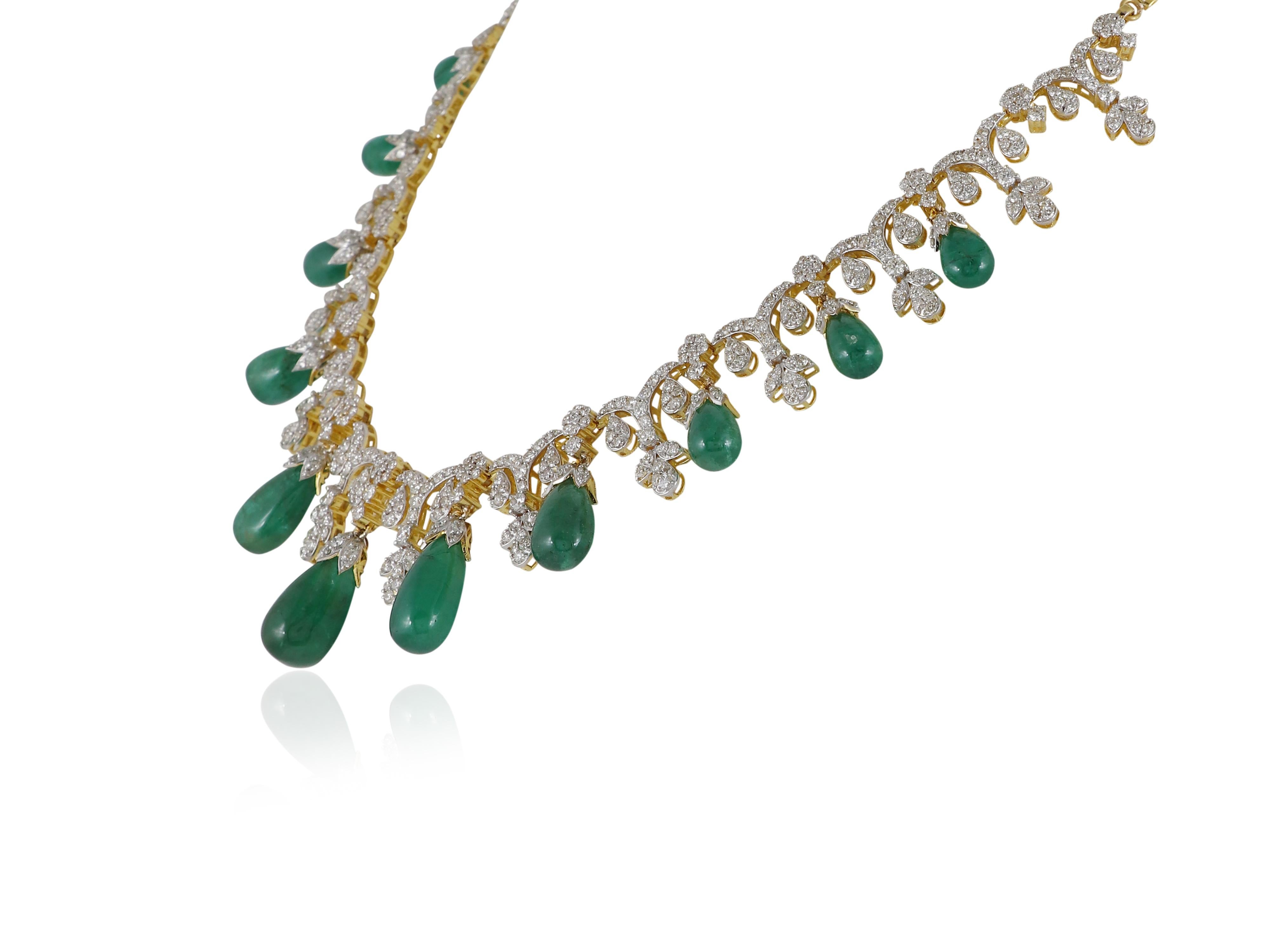 Donna Collana con gocce di smeraldo e diamanti naturali in oro 18 carati in vendita