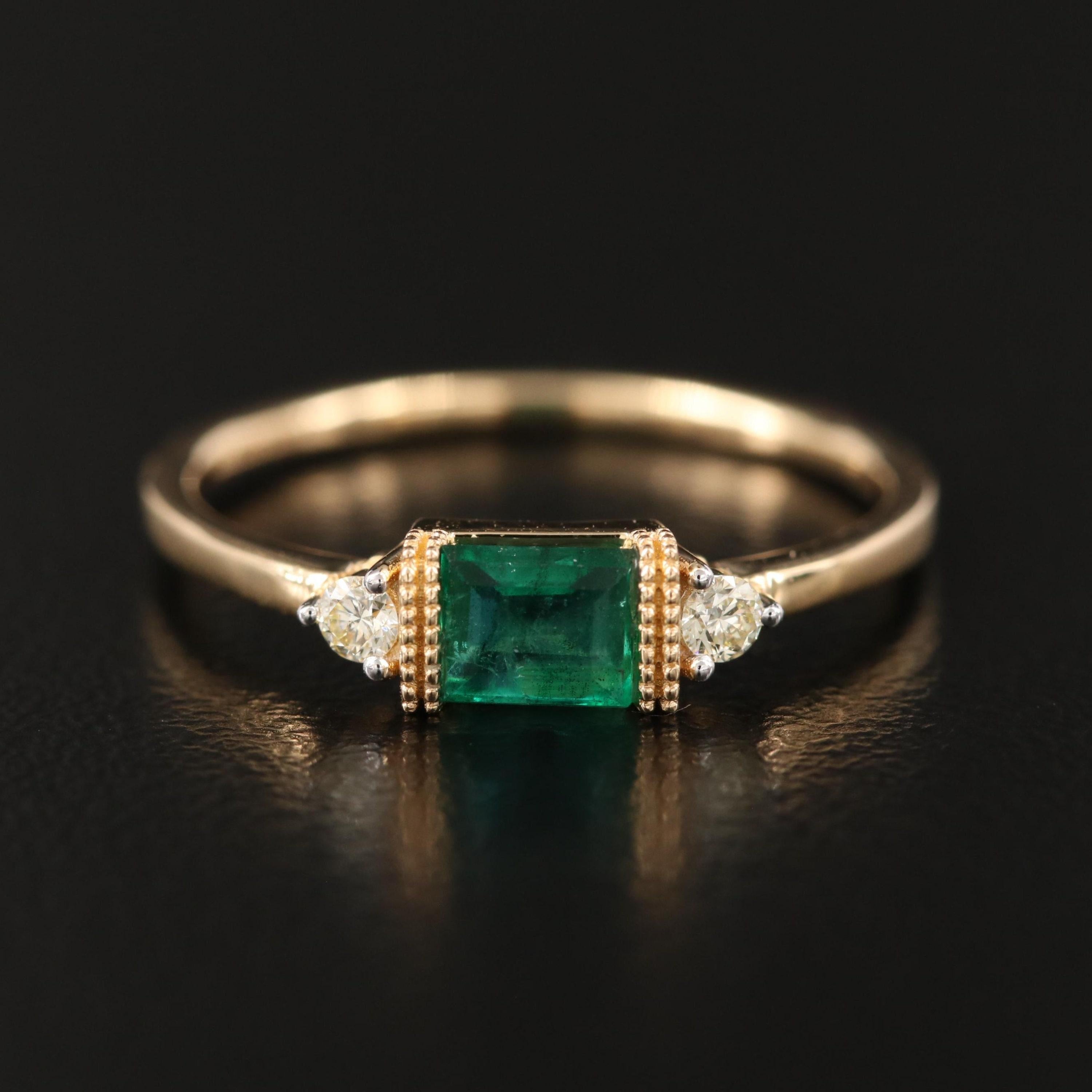 Im Angebot: Verlobungsring aus 18 Karat Gold mit Smaragd, antiker Smaragd () 2