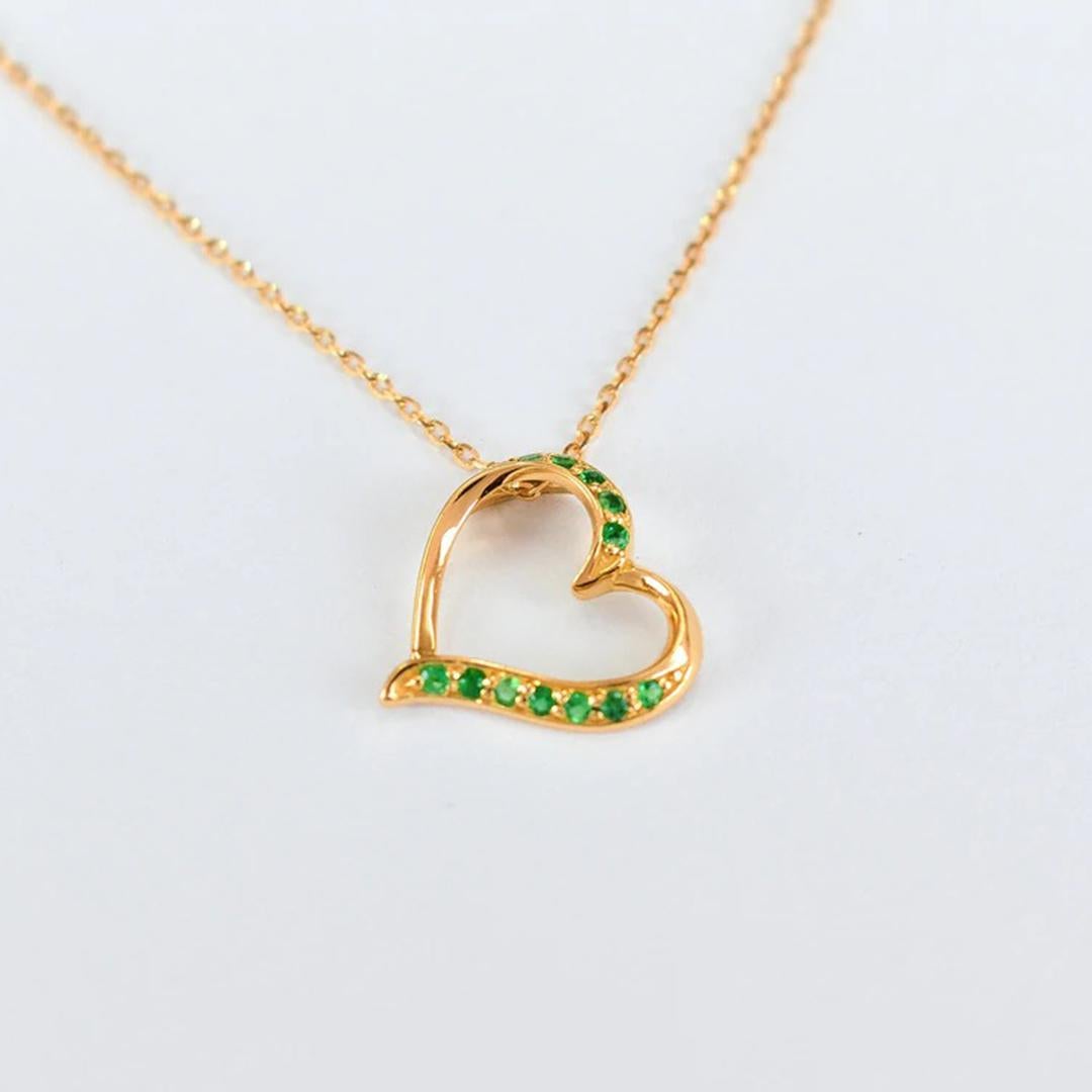Round Cut 18k Gold Emerald Heart Necklace Minimalist Necklace Valentine Jewelry For Sale