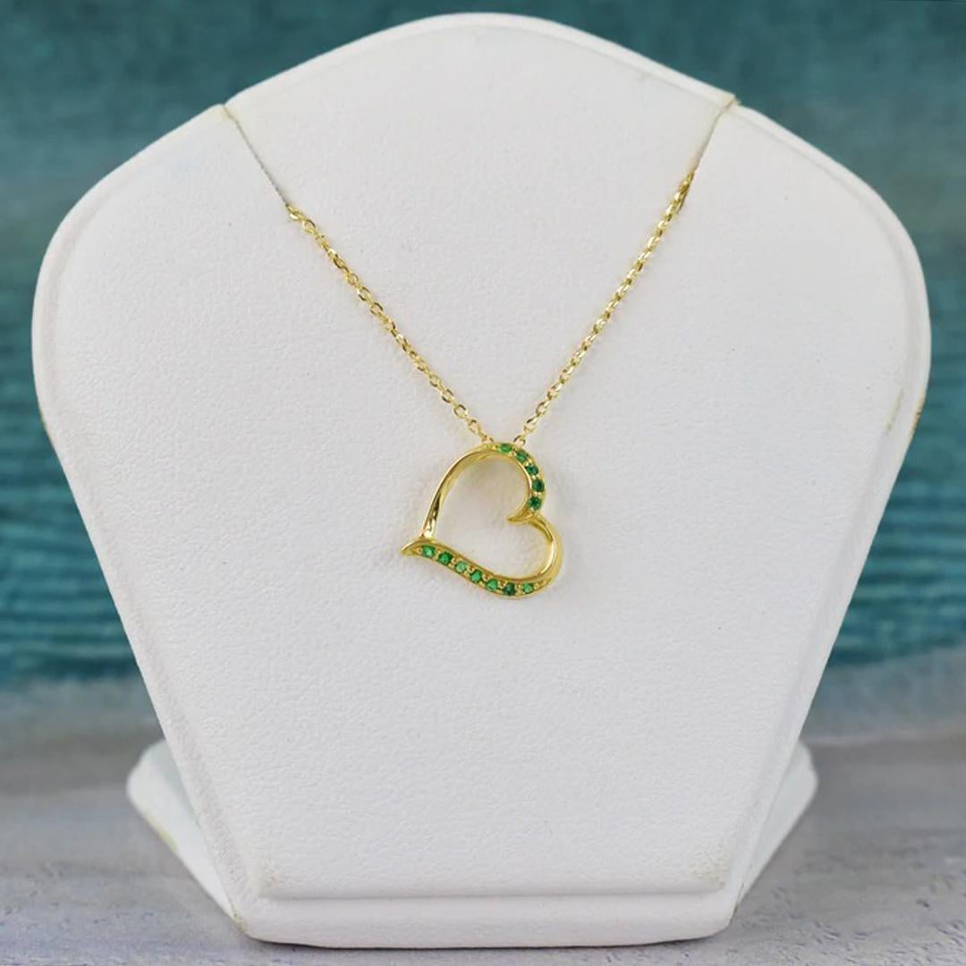 Women's or Men's 18k Gold Emerald Heart Necklace Minimalist Necklace Valentine Jewelry For Sale