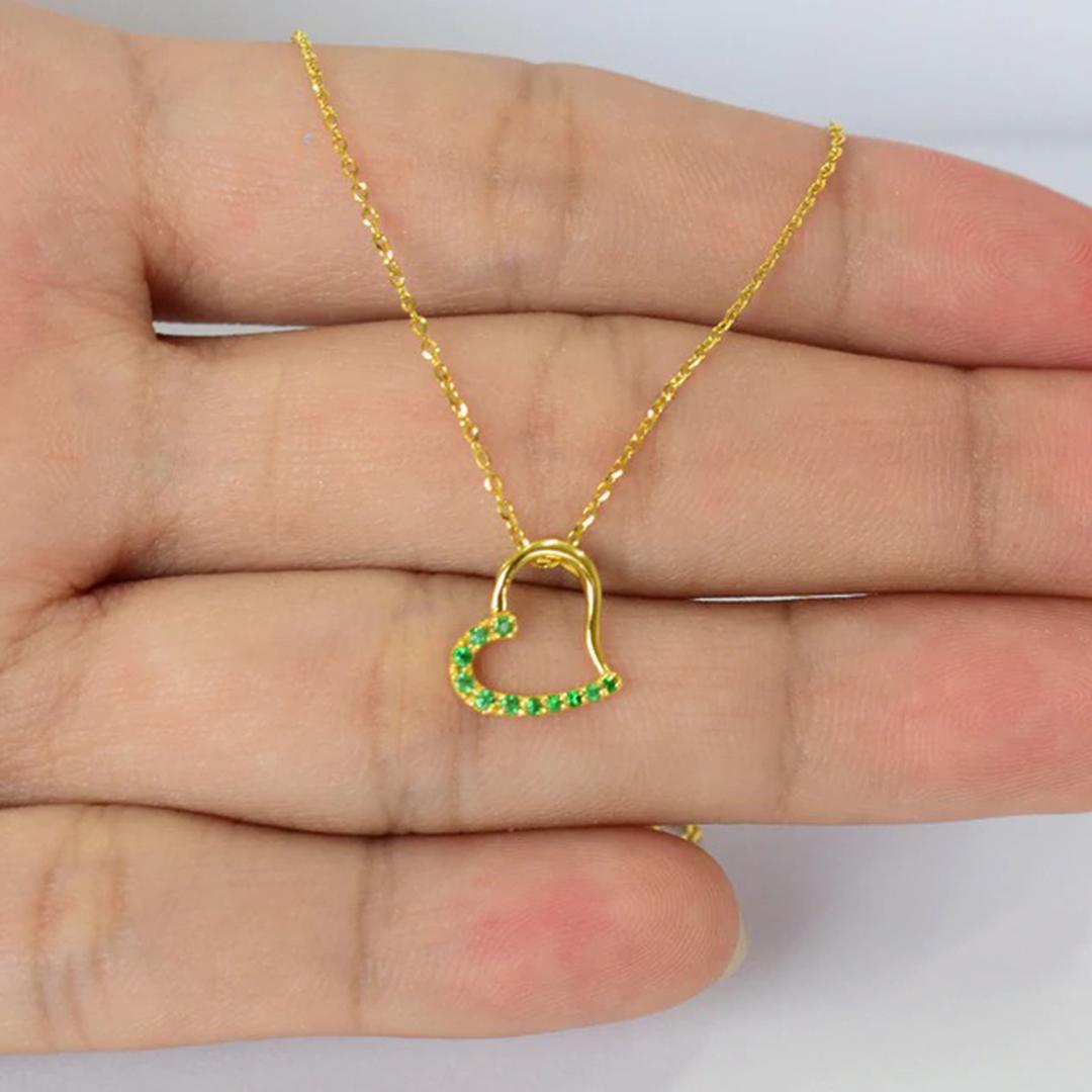 Round Cut 18k Gold Emerald Heart Necklace Natural Emerald Minimalist Necklace For Sale