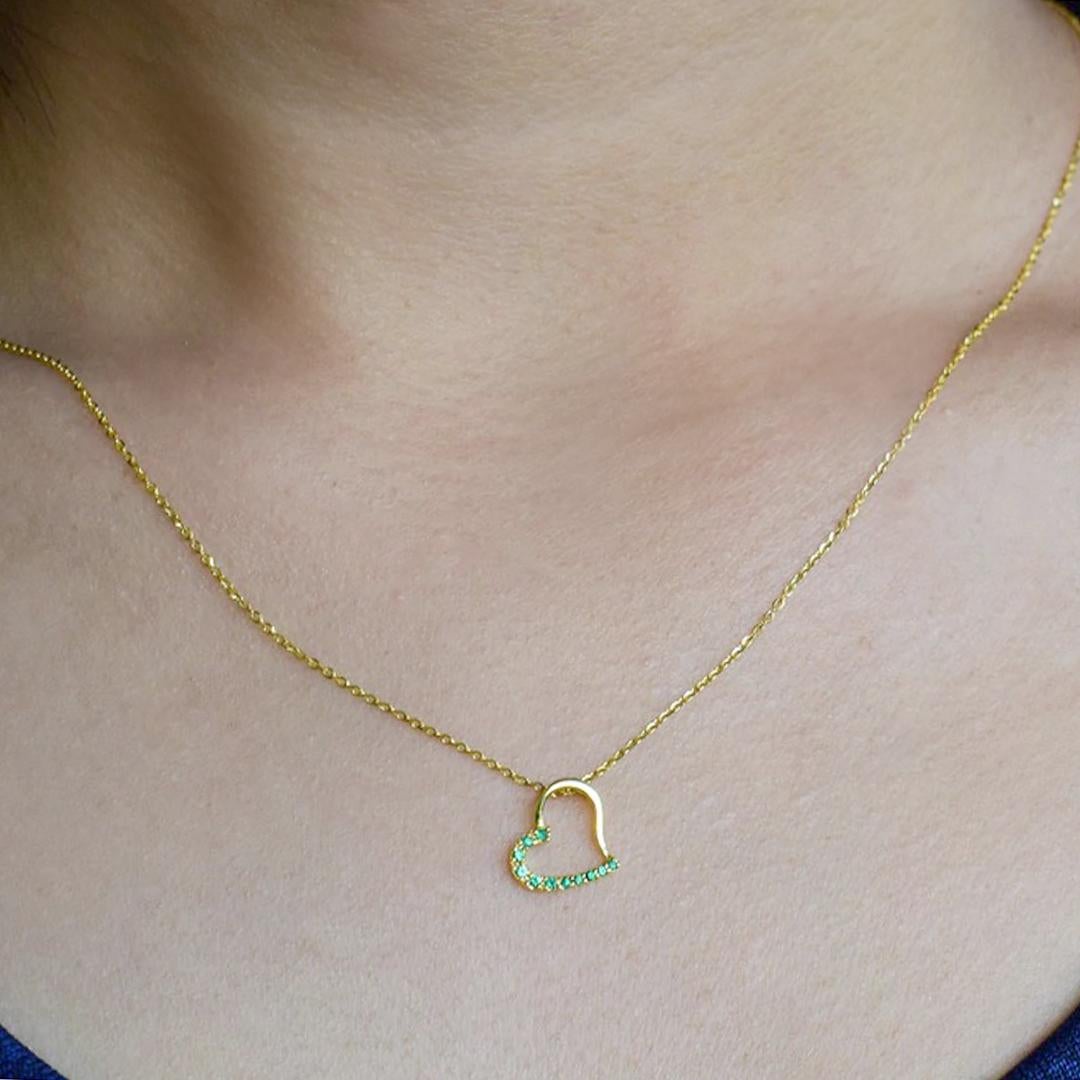 18k Gold Emerald Heart Necklace Natural Emerald Minimalist Necklace In New Condition For Sale In Bangkok, TH