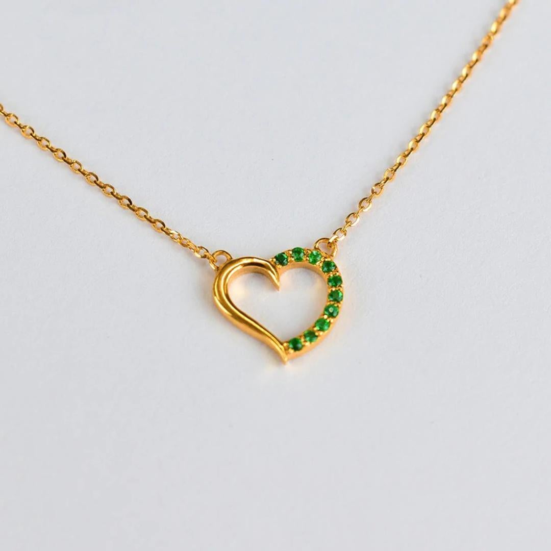 Modern 18k Gold Emerald Heart Necklace Valentine Jewelry For Sale