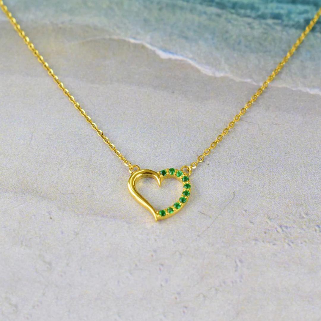 Round Cut 18k Gold Emerald Heart Necklace Valentine Jewelry For Sale