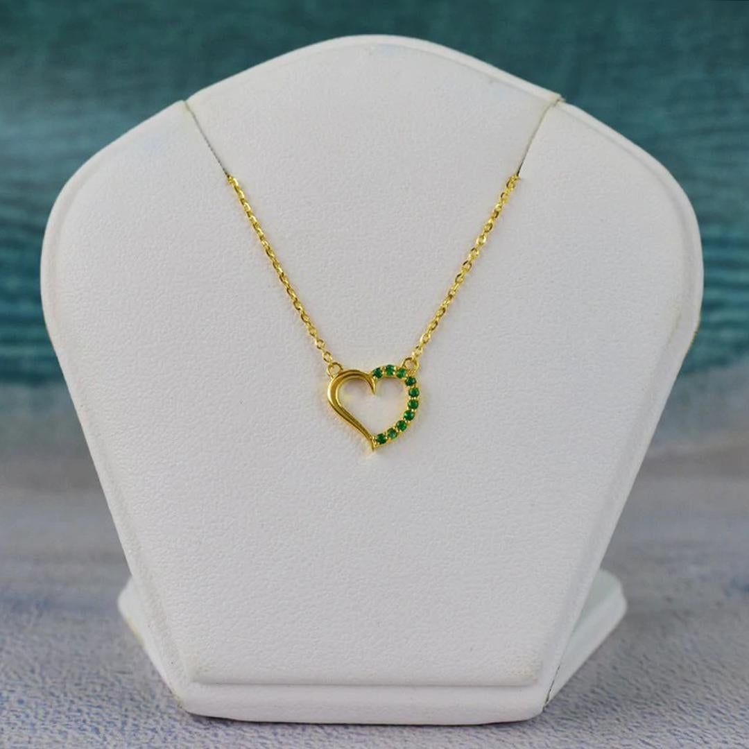 18k Gold Emerald Heart Necklace Valentine Jewelry In New Condition For Sale In Bangkok, TH
