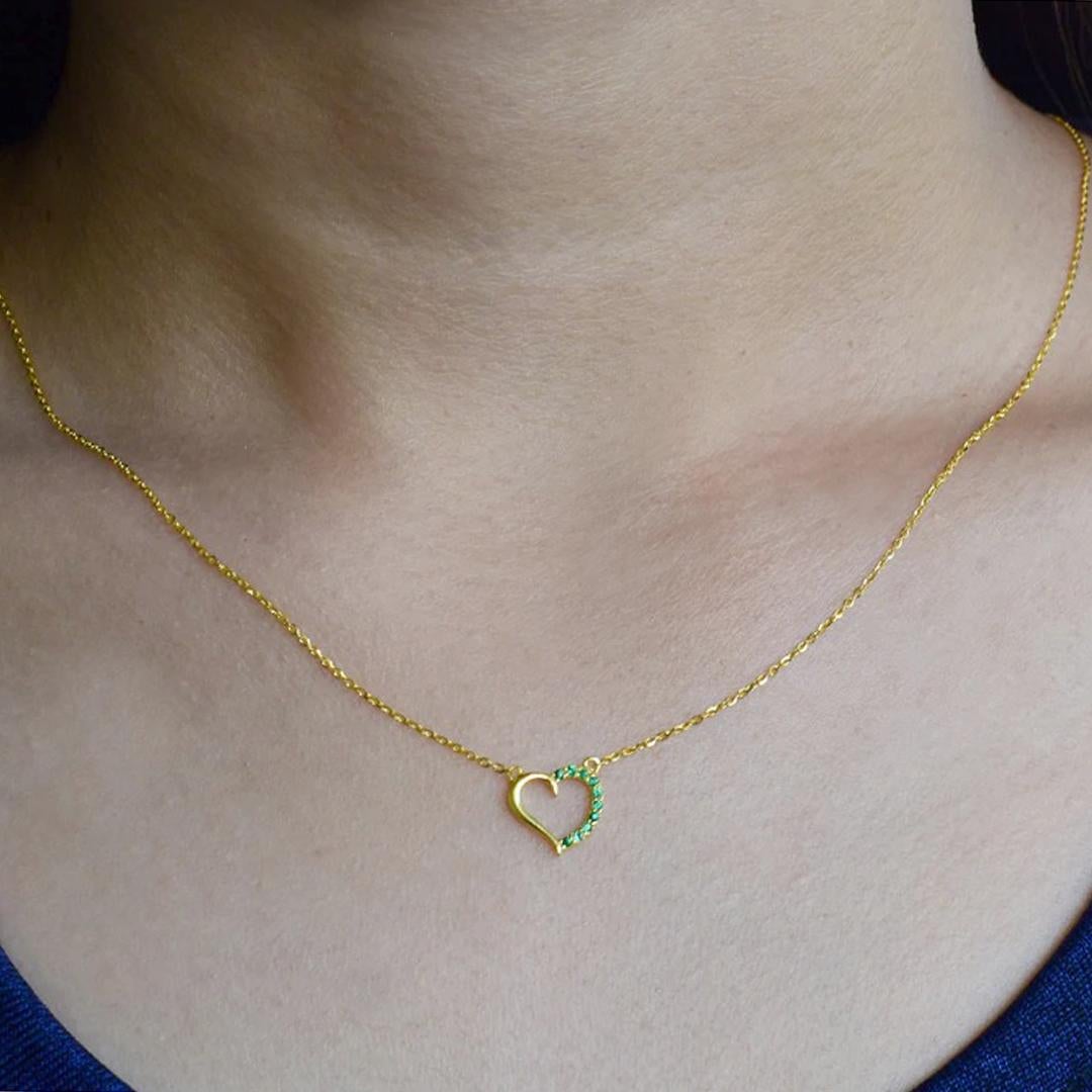 Women's or Men's 18k Gold Emerald Heart Necklace Valentine Jewelry For Sale