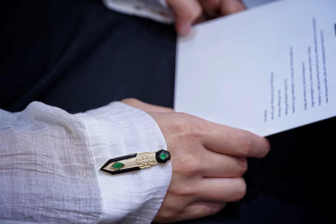 18K Gold Emerald & Onyx Chinese Traditional Design Tie Clip & Pendant For Sale 4