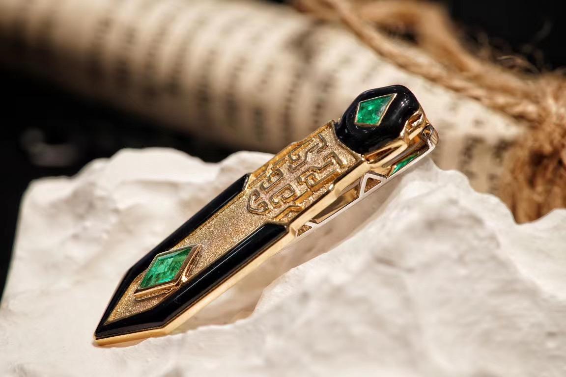 18K Gold Emerald & Onyx Chinese Traditional Design Tie Clip & Pendant

Tie Clip & Pendant & Cufflink

0.5 CT Panjiashan Emerald
Total Weight - 8.75 GM

The design inspiration for this tie clip comes from the bronze artifacts of the Shang Dynasty in