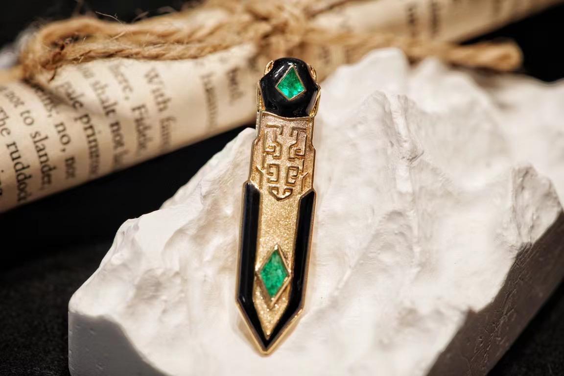 Cabochon 18K Gold Emerald & Onyx Chinese Traditional Design Tie Clip & Pendant For Sale