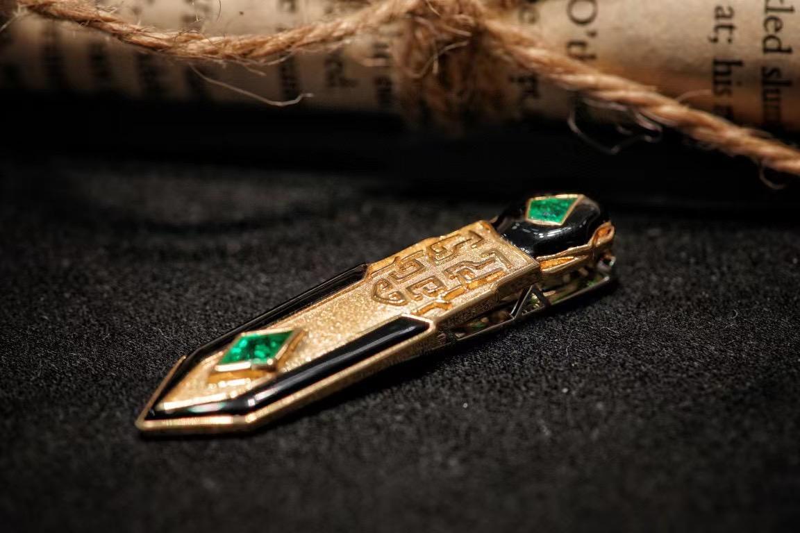 18K Gold Emerald & Onyx Chinese Traditional Design Tie Clip & Pendant In New Condition For Sale In Kowloon, HK