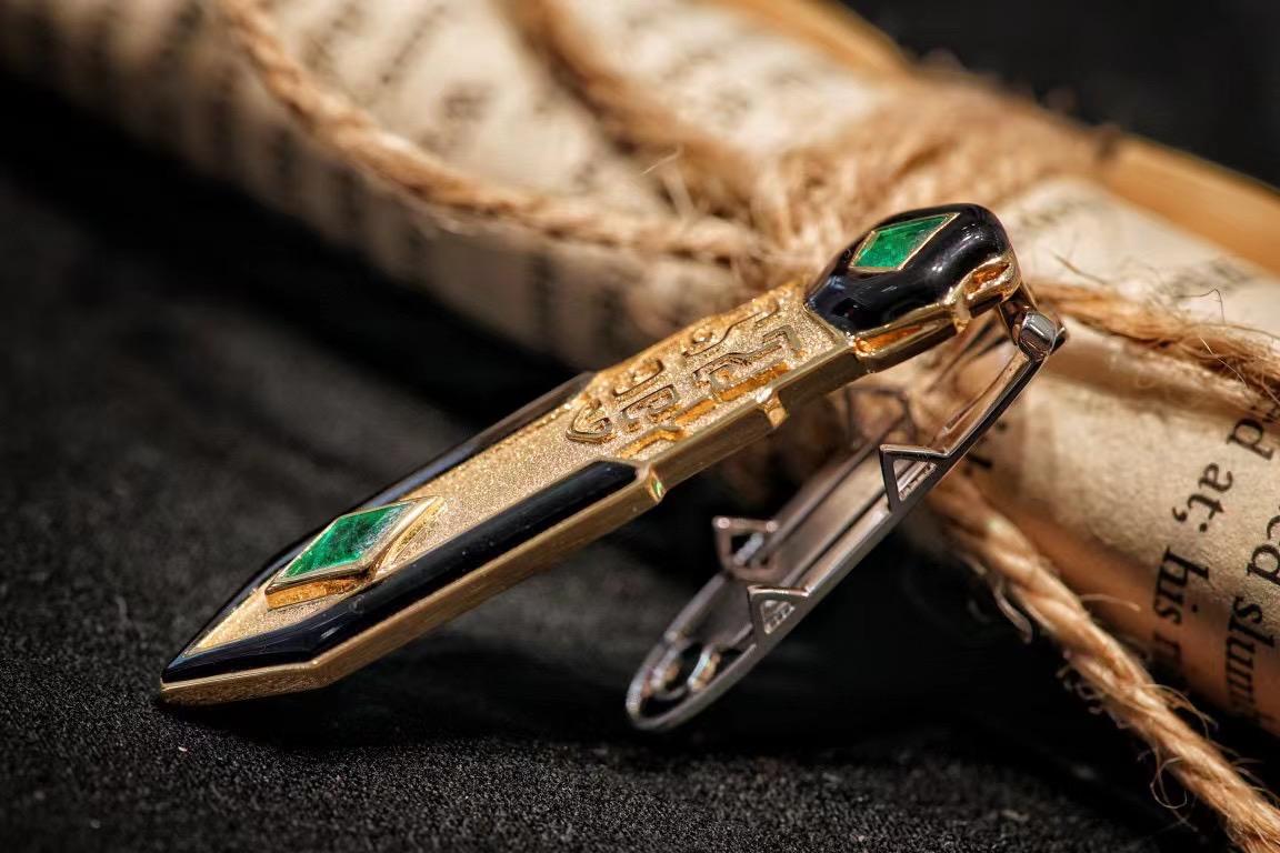 Women's or Men's 18K Gold Emerald & Onyx Chinese Traditional Design Tie Clip & Pendant For Sale