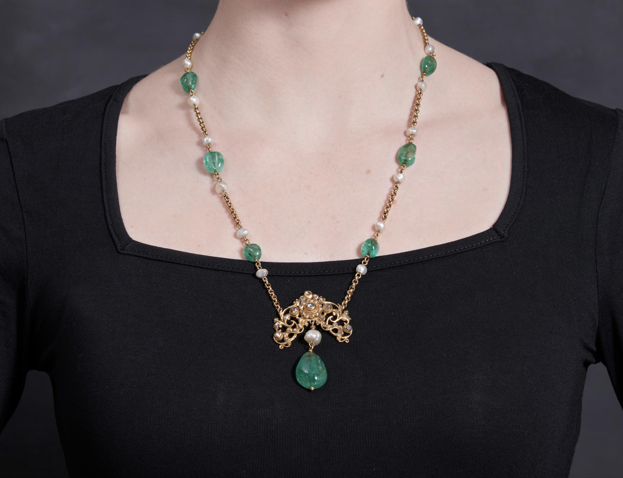 18k Gold, Emerald, Pearl, and Diamond Necklace In Excellent Condition For Sale In New York, NY