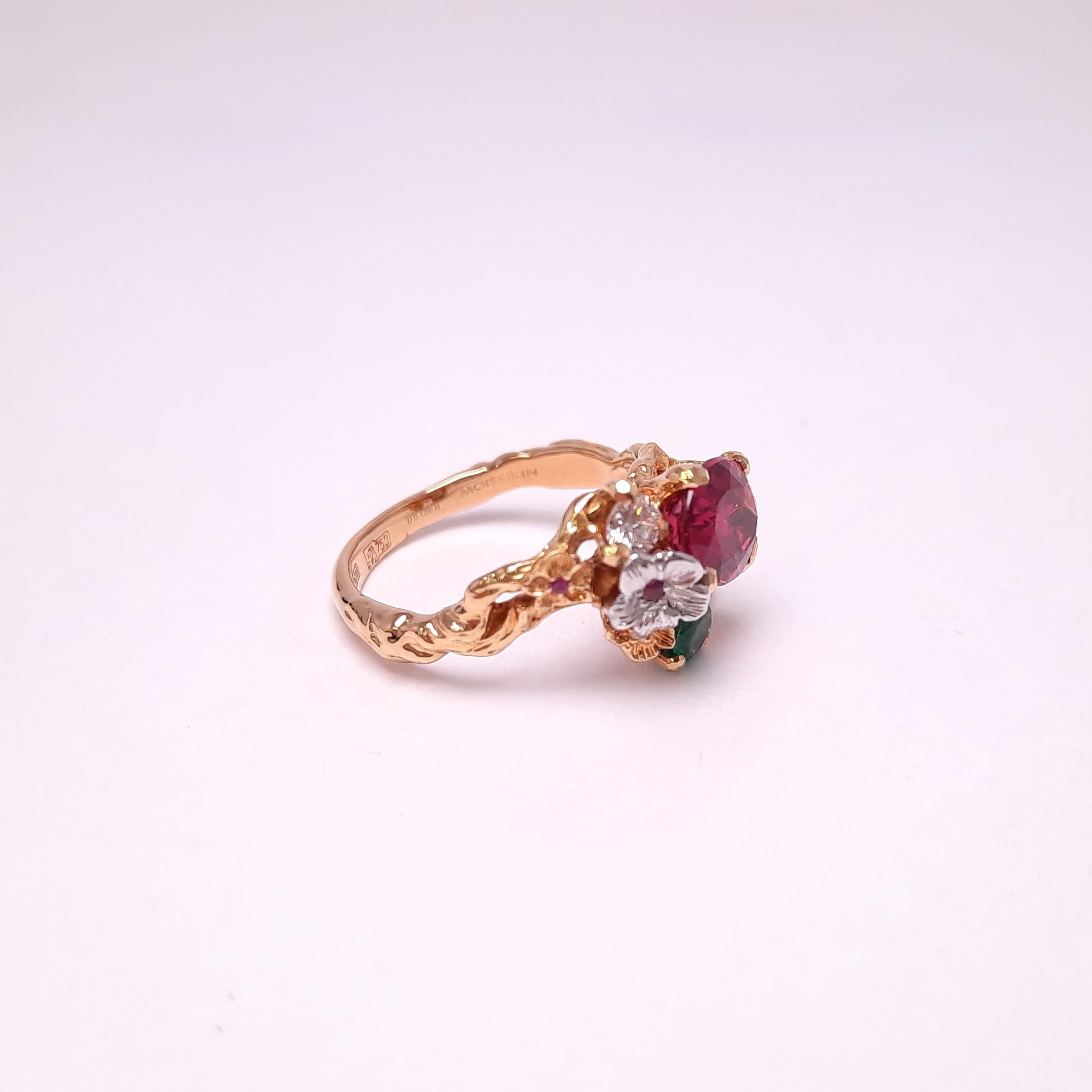 Inspired by Impressionism, MOISEIKIN® has created a blooming flower ring with a vivid emerald and a deep pink tourmaline in a tridimensional manner. Trembling flowers made of gold hold gemstones as if gems are ripe fruits and a sweet fragrance. The