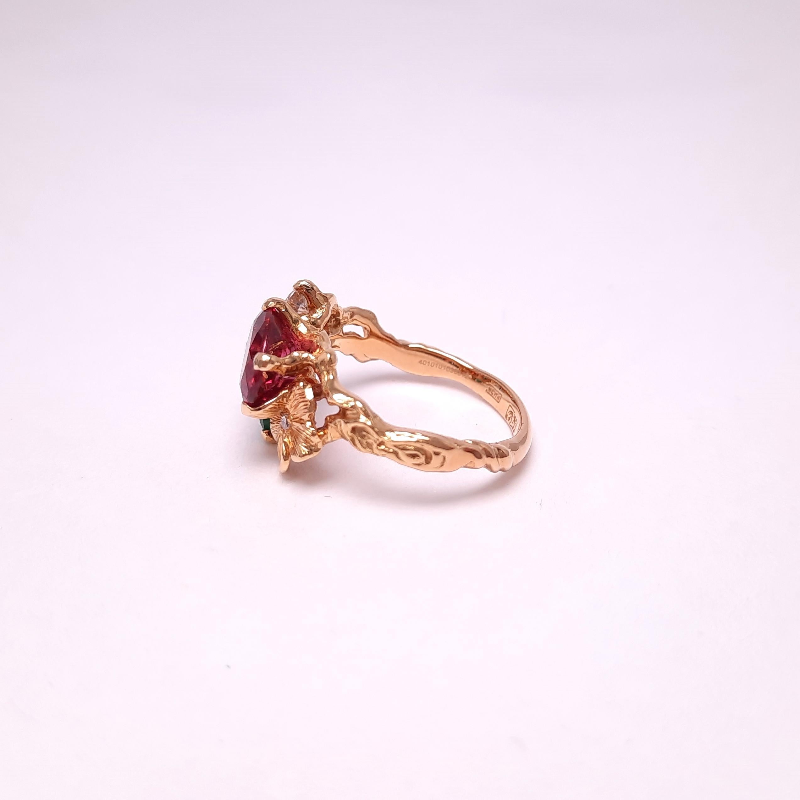 Contemporain Bague en or 18 carats avec tourmaline rose et émeraude, faite à la main en vente