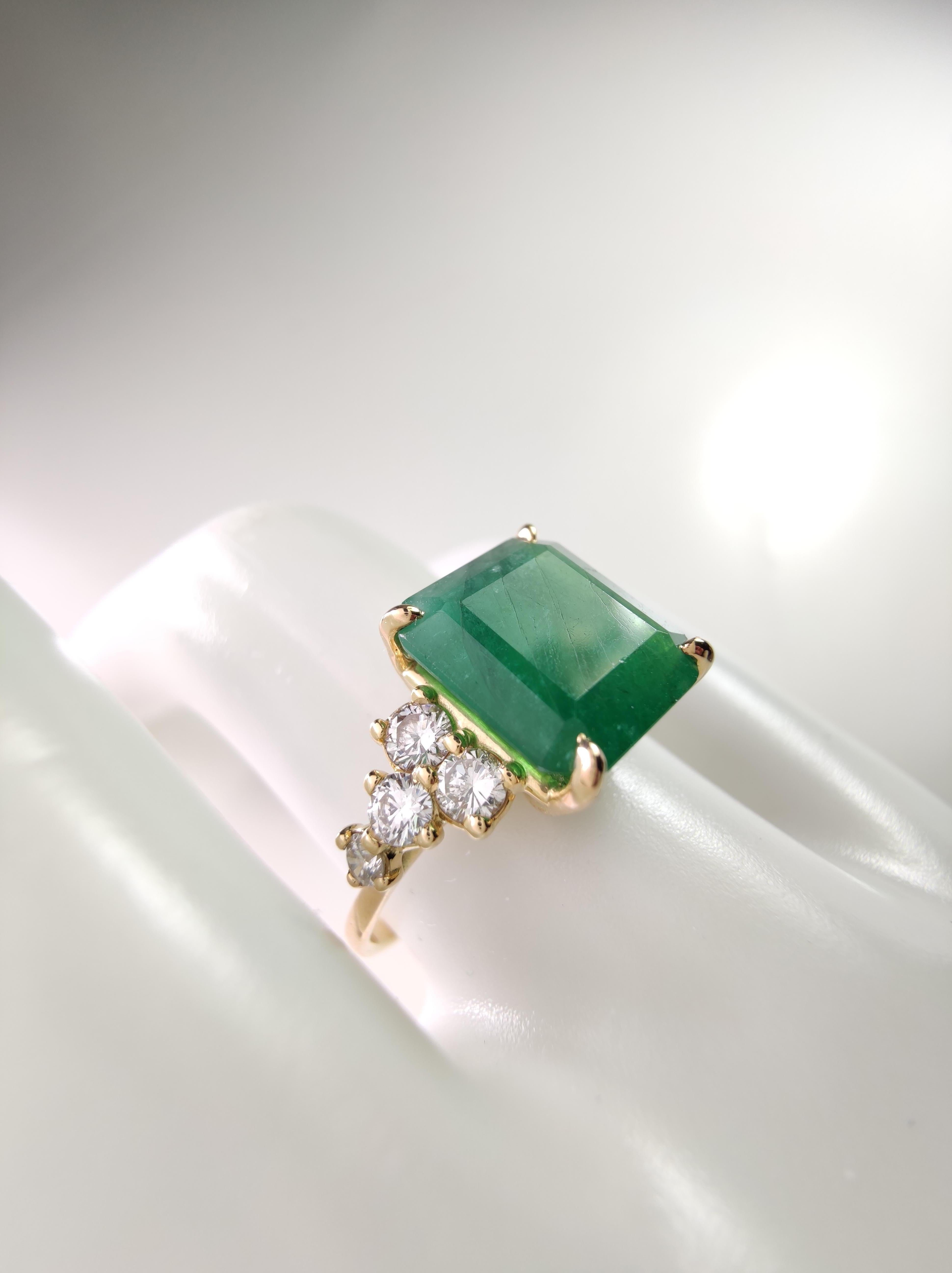 Discover a stunning 18K yellow gold ring featuring a 5.13 ct emerald and brilliant diamonds. With a contemporary design, this elegant piece is perfect for engagements, proposals, or as a luxurious gift. Timeless beauty crafted for women who value