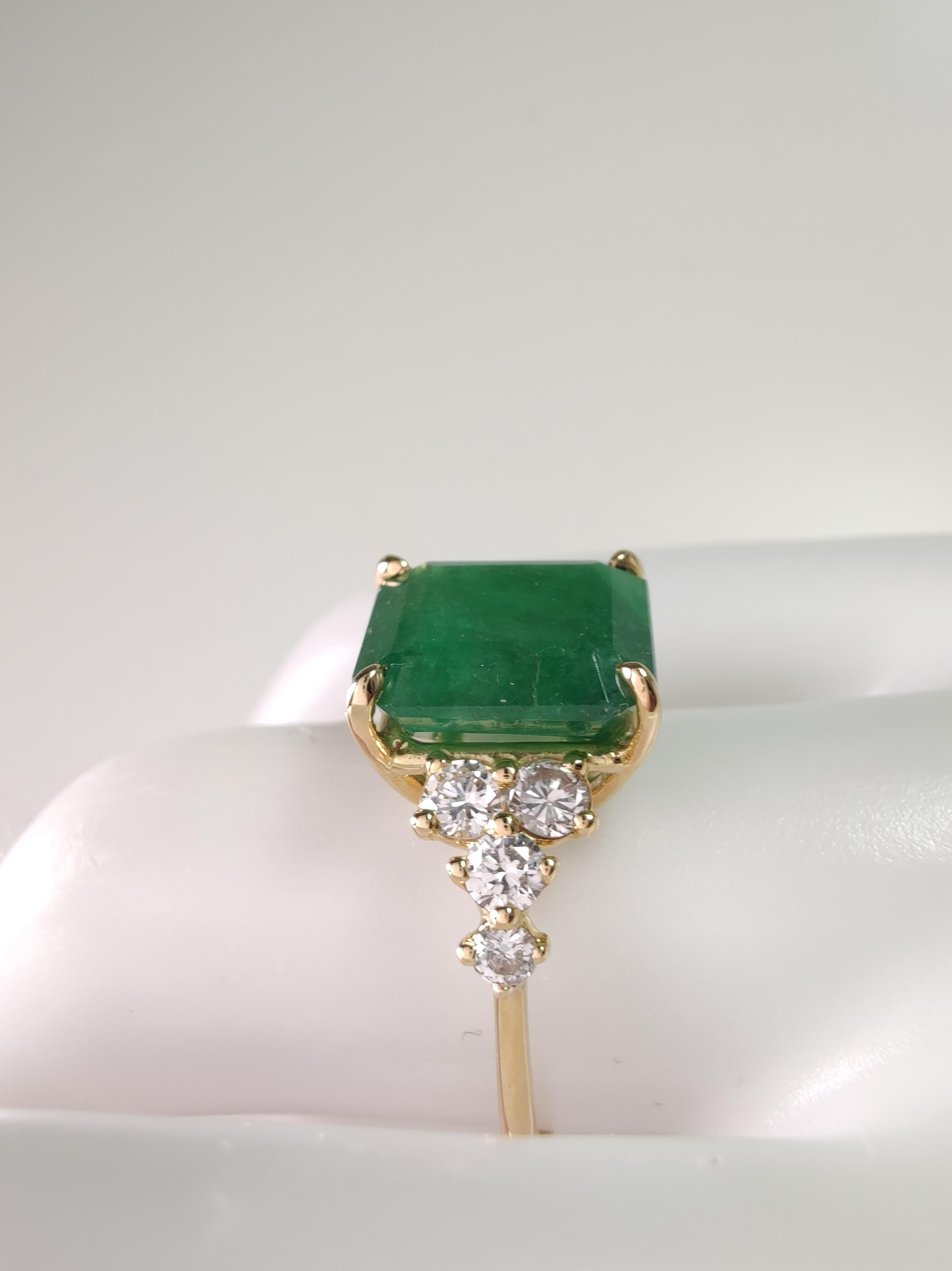 18K Gold Emerald Ring with 0.43ct Diamonds  Contemporary Women’s Engagement In New Condition For Sale In Sant Josep de sa Talaia, IB