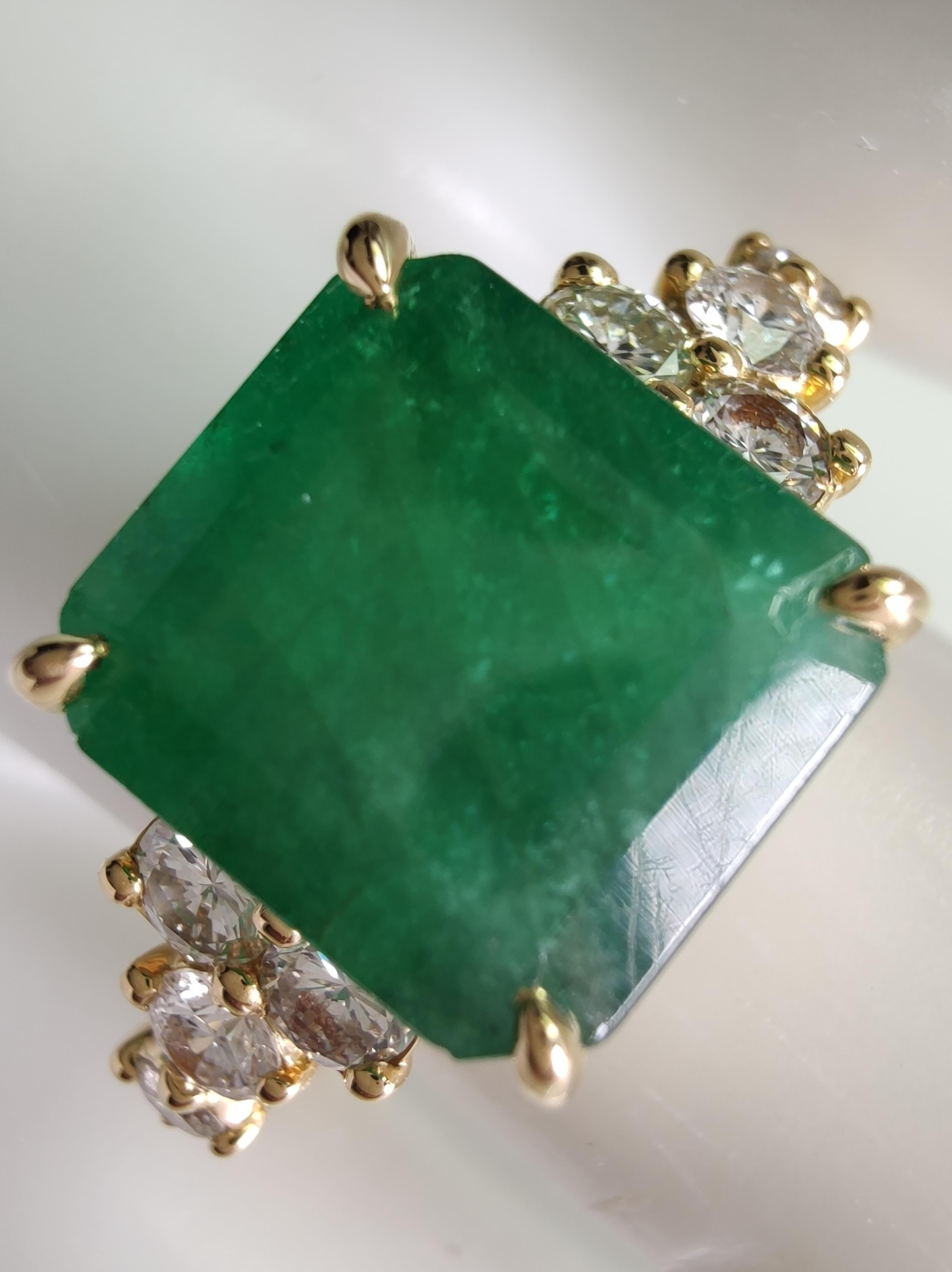Women's 18K Gold Emerald Ring with 0.43ct Diamonds  Contemporary Women’s Engagement For Sale
